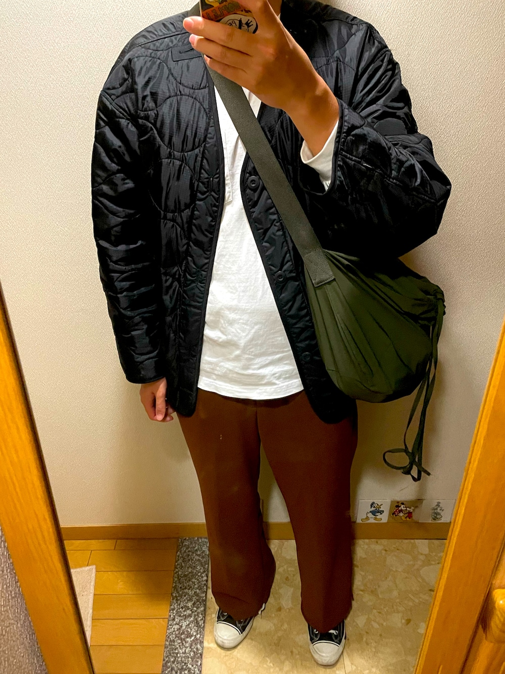 「WEARハロウィン2022、秋のコーデ、メンズファッション、おしゃれさんと繋がりたい、ショルダーバッグ、ドローストリングバッグ」｜「WONDER WONDERのハイウエスト ワイドフレアスラックス（スラックス、ブラウン系）」を使った、TAKESHIさん（メンズ・178cm）の秋コーディネートの1枚目の写真