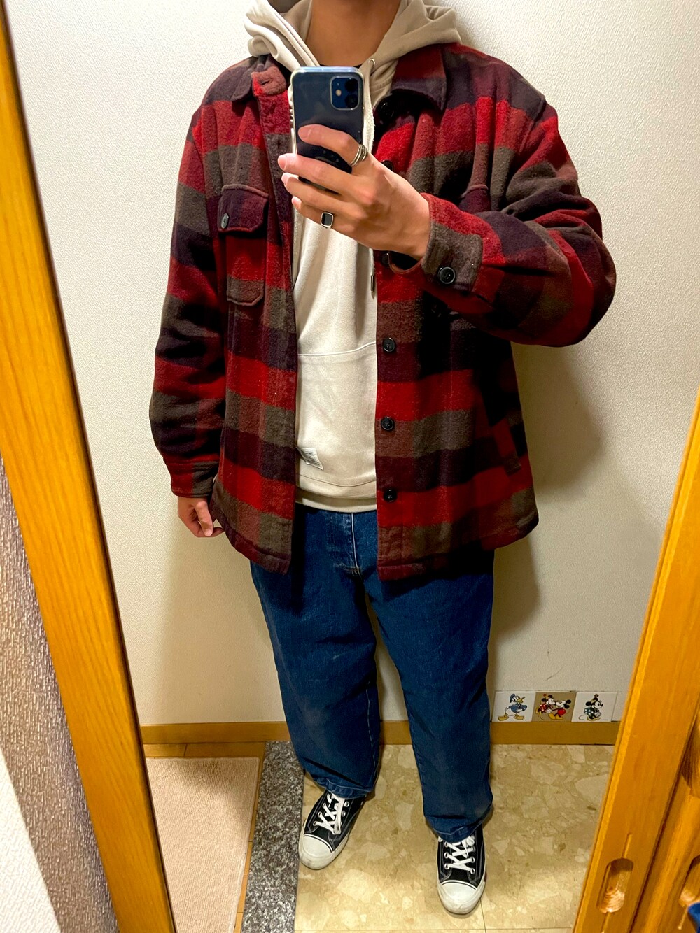 「今日のコーデ、秋冬コーデ、メンズファッション、赤、大学生、シンプルコーデ、未来のWEARISTAプロジェクト」｜「CONVERSEのCONVERSE コンバース オールスター 100 カラーズ　オックス / ALL STAR 100 COLORS OX（スニーカー、ブラック系）」を使った、TAKESHIさん（メンズ・178cm）の冬コーディネートの1枚目の写真