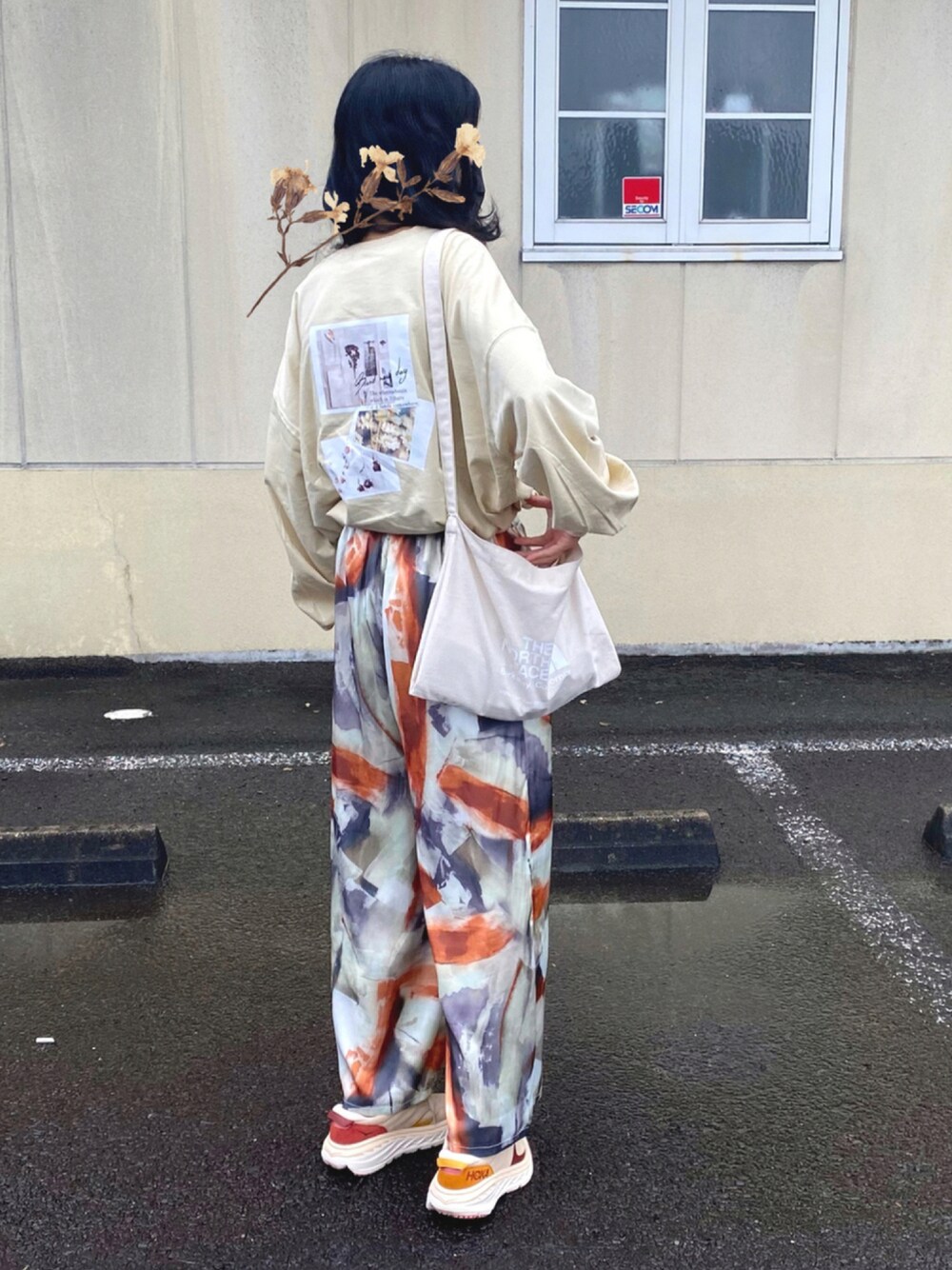「スニーカー、ビッグシルエット、柄パンツ、秋のコーデ、休日スタイル、サテンパンツ、休日コーデ、パンツスタイル、楽チンコーデ、バックプリント、ベージュ、くすみカラー、おしゃれさんと繋がりたい、秋服準備はじめました、秋のカフェオレコーデ」｜「THE NORTH FACEのTHENORTHFACE/ザ・ノースフェイス/Musette ToteBag（トートバッグ、ホワイト系）」を使った、ピーチさん（レディース・167cm）の秋コーディネートの1枚目の写真