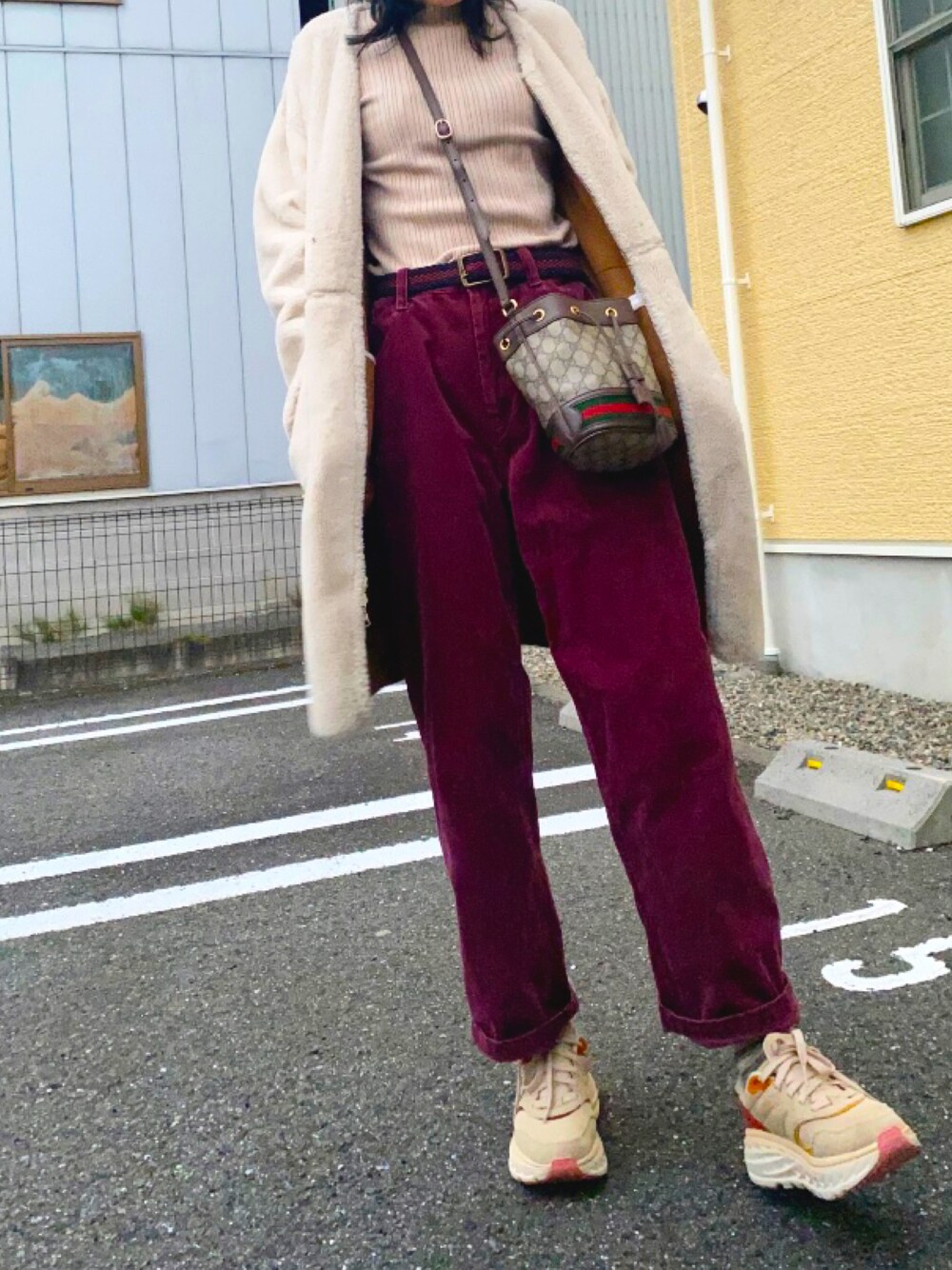 「ビッグシルエット、ZARA、タートルネック、コーデュロイパンツ、スニーカーコーデ、キレイめ、きれいめカジュアル、ホワイトコーデ、パンツスタイル、シンプルコーデ、オトナカジュアル、ニットコーデ、冬アウター、パープル、ノーカラーコート」｜「YARRAのアイテム（その他パンツ、パープル系）」を使った、ピーチさん（レディース・167cm）の冬コーディネートの1枚目の写真