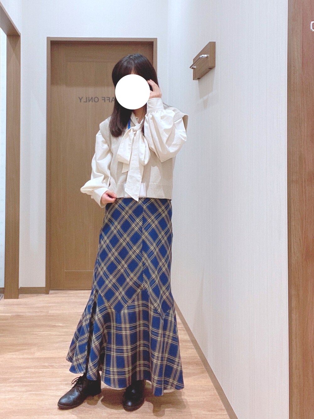 「今日のコーデ、アパレルスタッフ、秋コーデ、通勤コーデ、出勤コーデ、おしゃれさんと繋がりたい、Heather、Honeys」｜「Heatherのチェックガラマーメイドスカート2　228820（スカート、ブルー系）」を使った、sayさん（レディース・155cm）の秋コーディネートの1枚目の写真