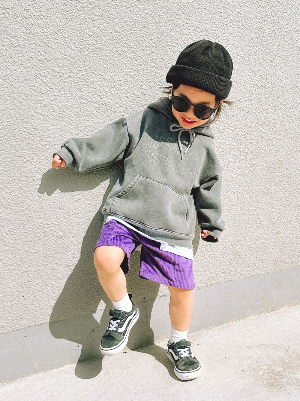 グレー系のパーカー、パープル系のその他パンツ、ブラック系のスニーカーを着用したキッズの春コーディネートの1枚目の写真