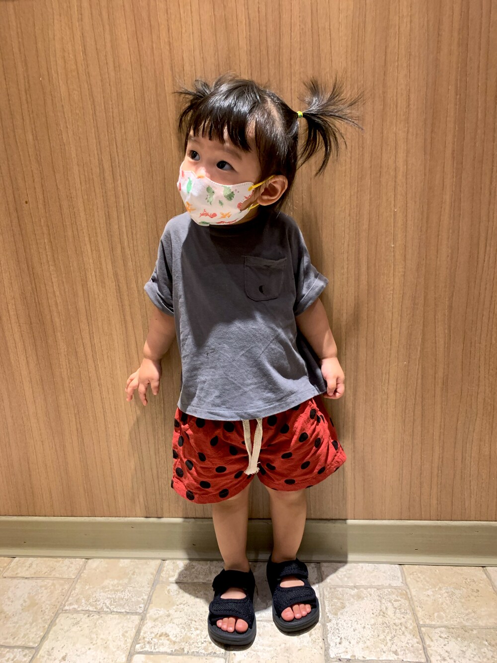 「ZARA KIDSのアイテム（Tシャツ/カットソー、グレー系）」を使った、甯甯Yangさん（キッズ・80cm）の秋コーディネートの1枚目の写真