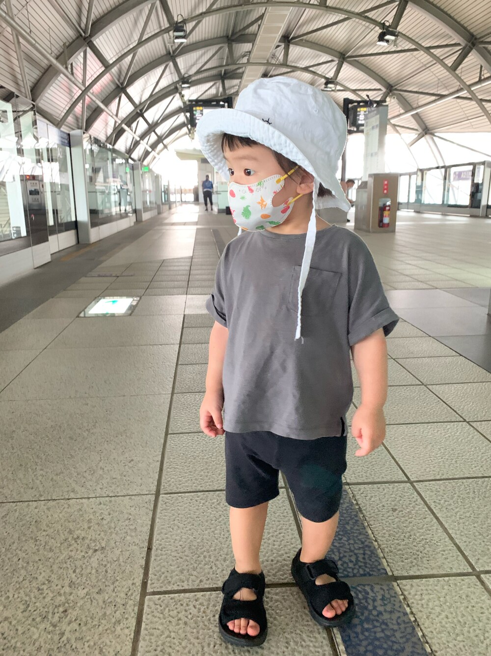 「ZARA KIDSのアイテム（Tシャツ/カットソー、グレー系）」を使った、甯甯Yangさん（キッズ・80cm）の秋コーディネートの1枚目の写真