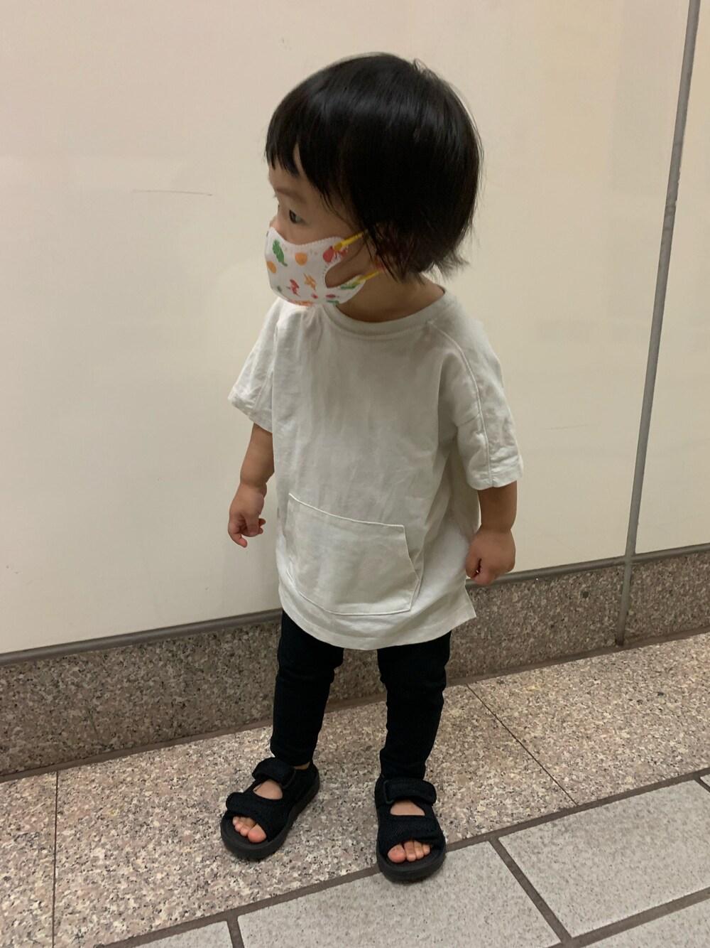 「ZARA KIDSのアイテム（Tシャツ/カットソー、ベージュ系）」を使った、甯甯Yangさん（キッズ・80cm）の秋コーディネートの1枚目の写真