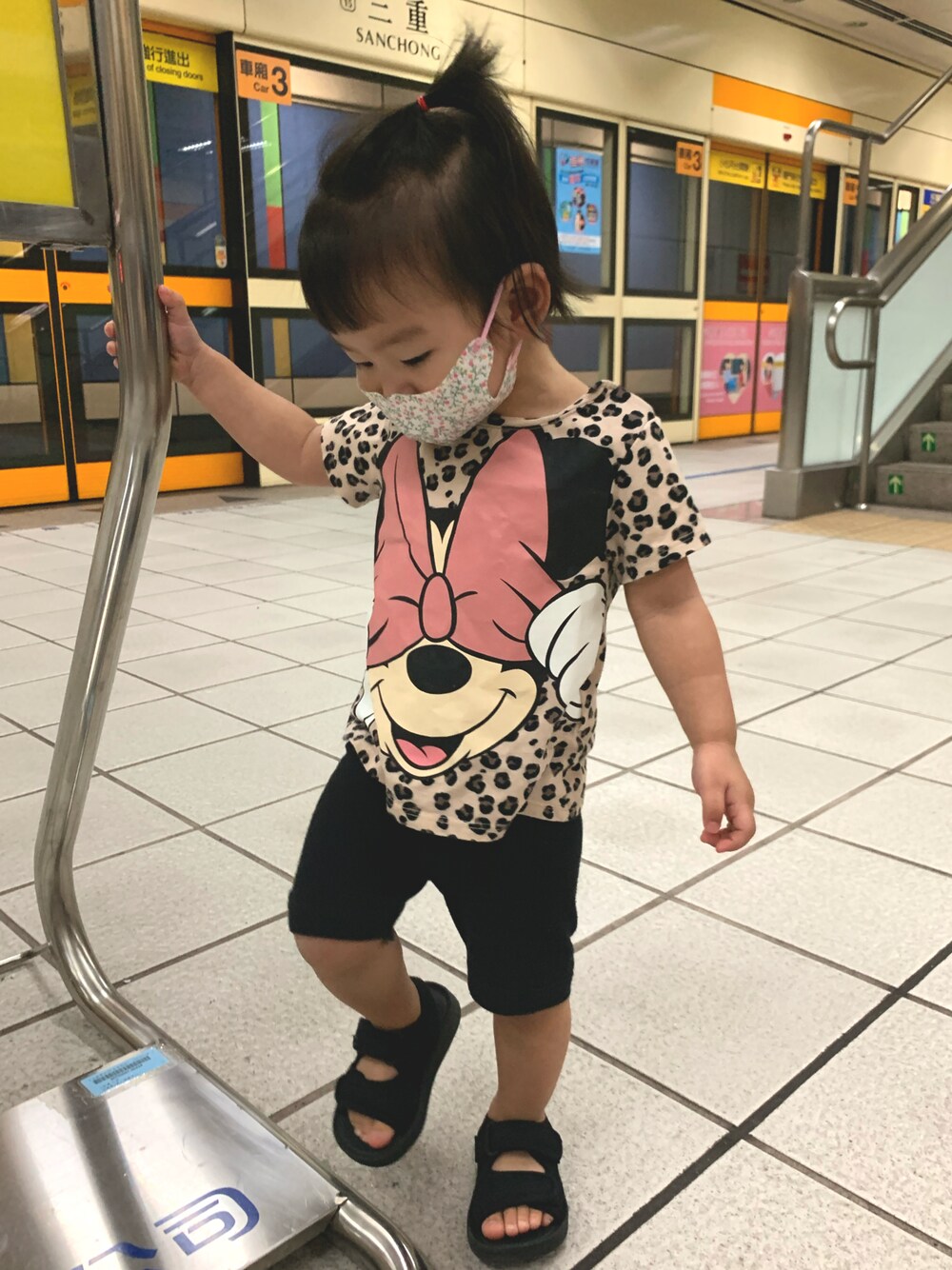 「1Y6M」｜「H&Mのアイテム（Tシャツ/カットソー、ベージュ系）」を使った、甯甯Yangさん（キッズ・80cm）の秋コーディネートの1枚目の写真
