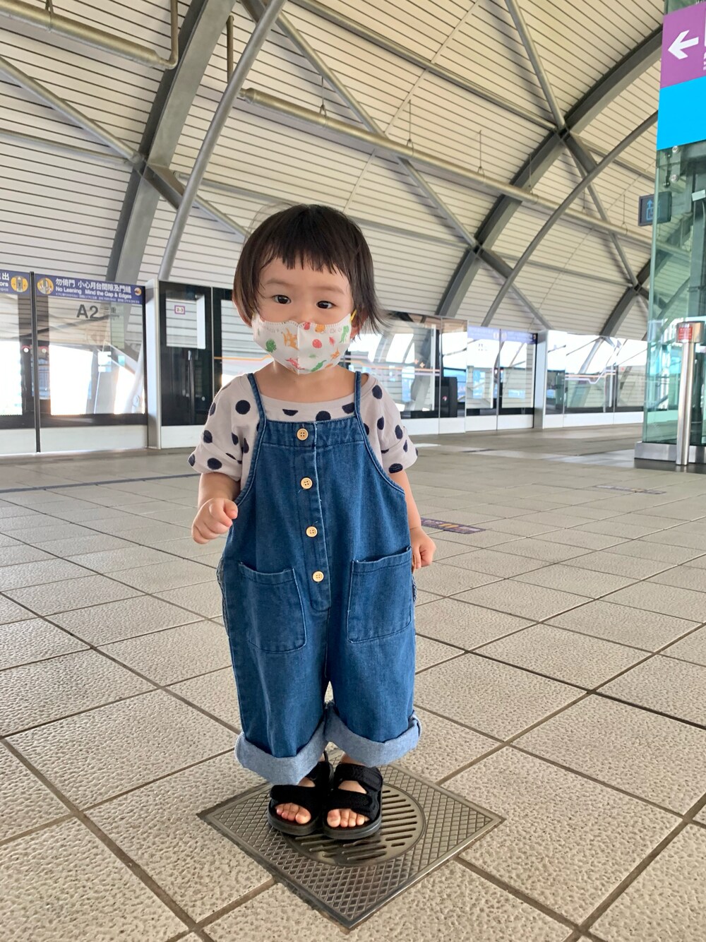 「無印良品のアイテム（Tシャツ/カットソー、グレー系）」を使った、甯甯Yangさん（キッズ・80cm）の秋コーディネートの1枚目の写真