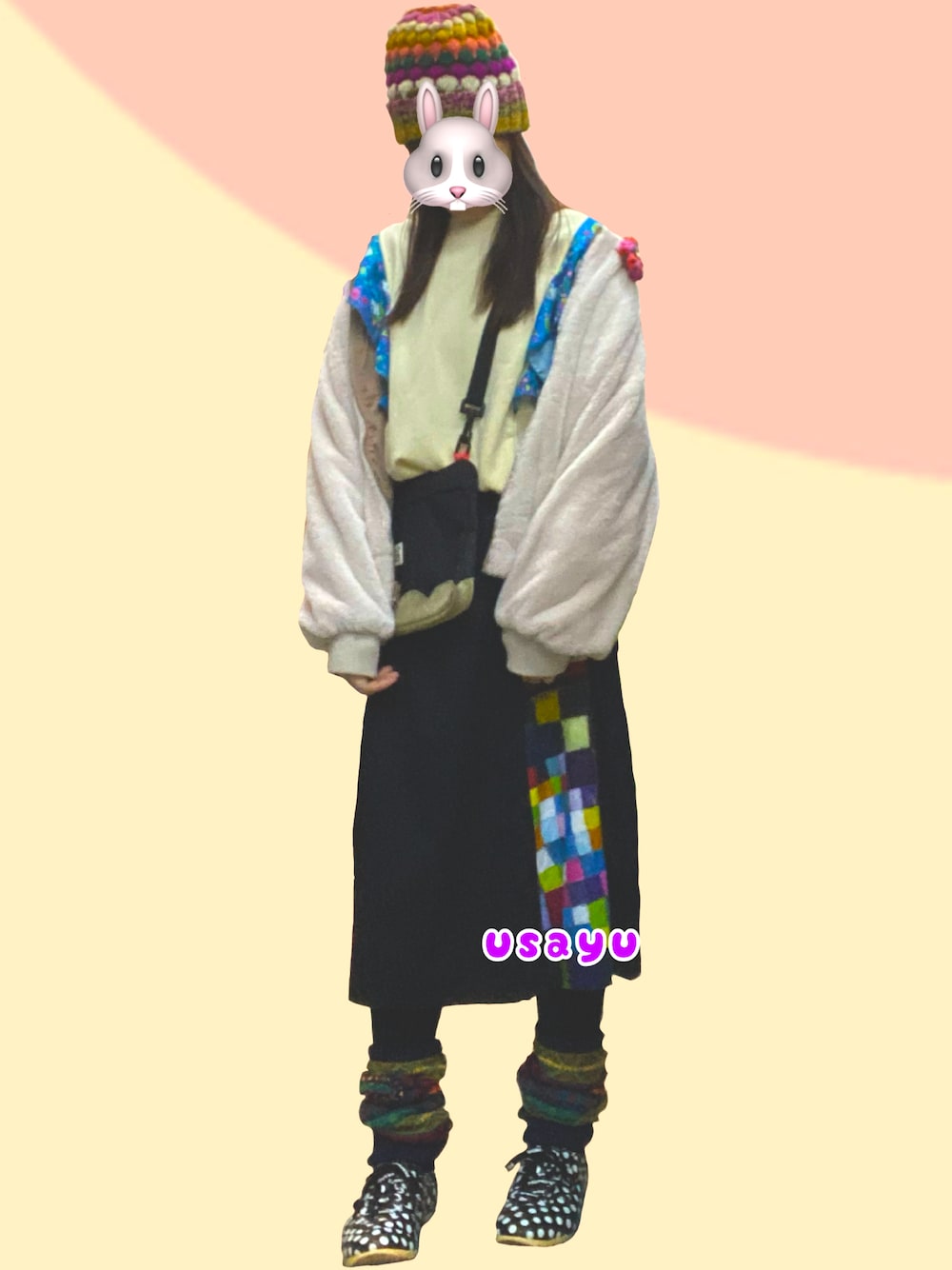 ブラック系のスニーカー、ブラック系のスカート、ブラック系のショルダーバッグを着用したレディースの秋コーディネートの1枚目の写真