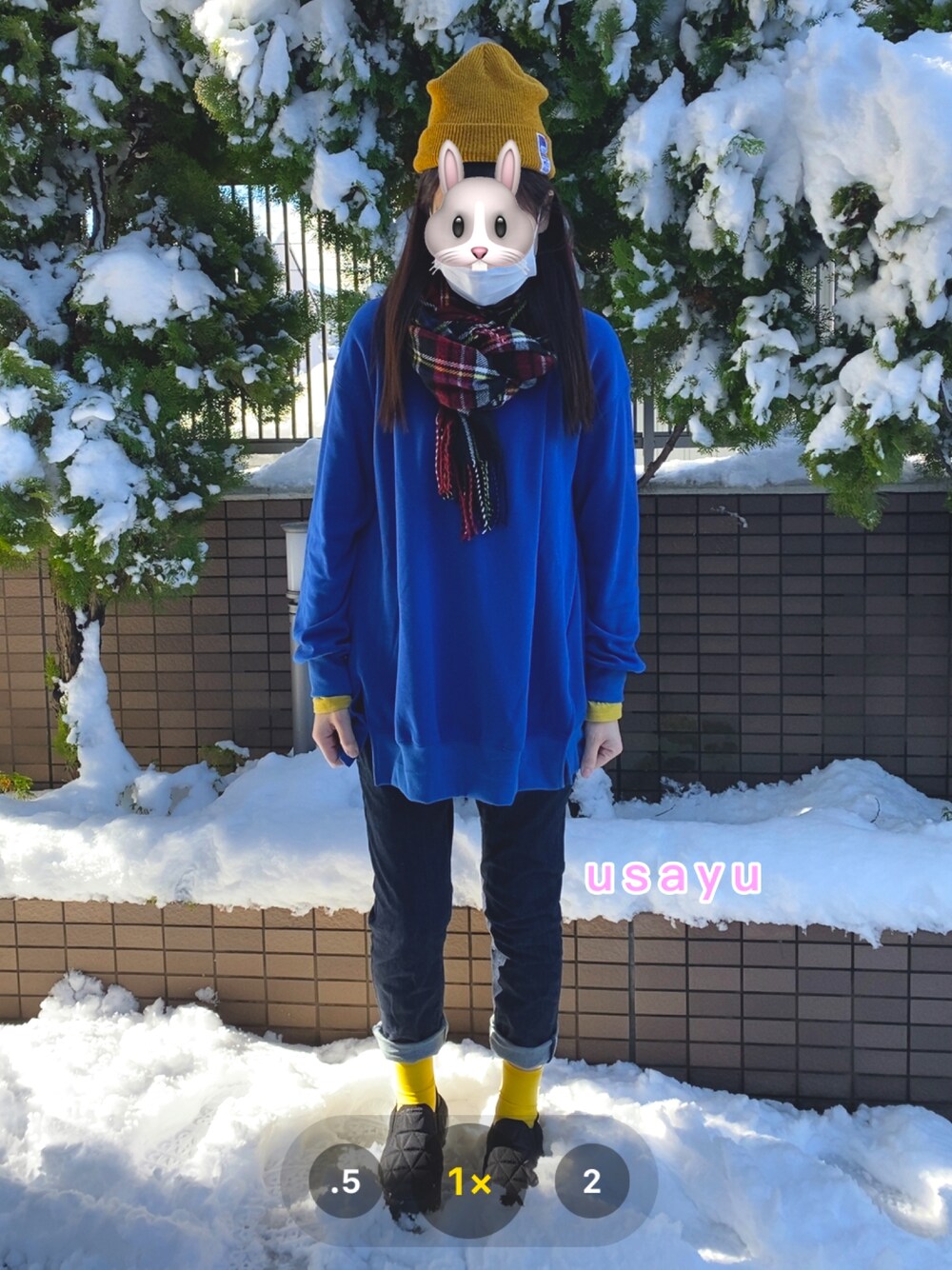 ブルー系のデニムパンツ、イエロー系のニットキャップ/ビーニー、イエロー系のソックス/靴下を着用したレディースの冬コーディネートの1枚目の写真