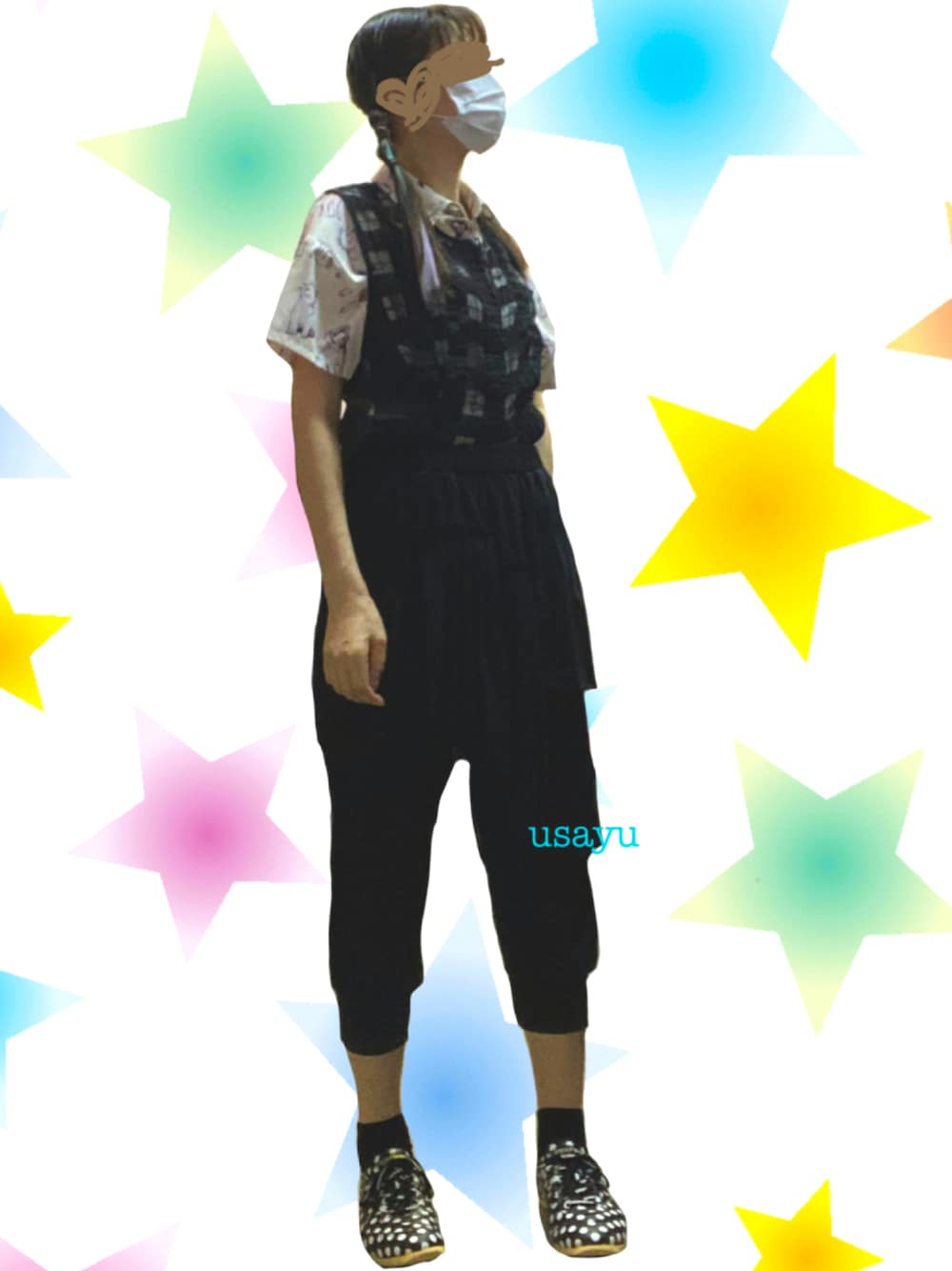 ホワイト系のシャツ/ブラウス、ブラック系のベスト、ブラック系のパンツを着用したレディースの秋コーディネートの1枚目の写真