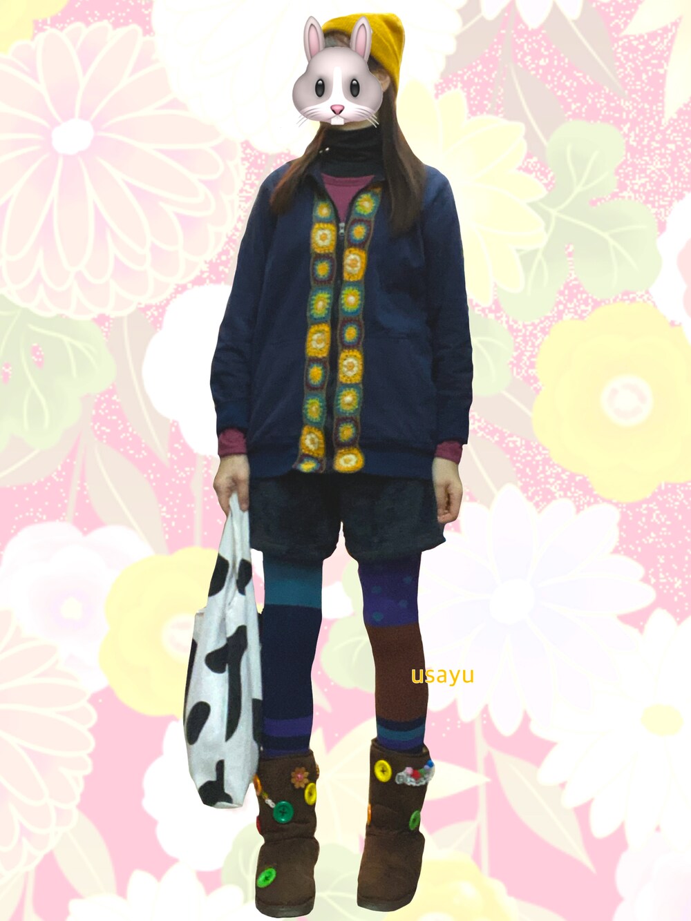 ブルー系のトップス、ブラウン系のブーツ、ホワイト系のエコバッグ/サブバッグを着用したレディースの冬コーディネートの1枚目の写真