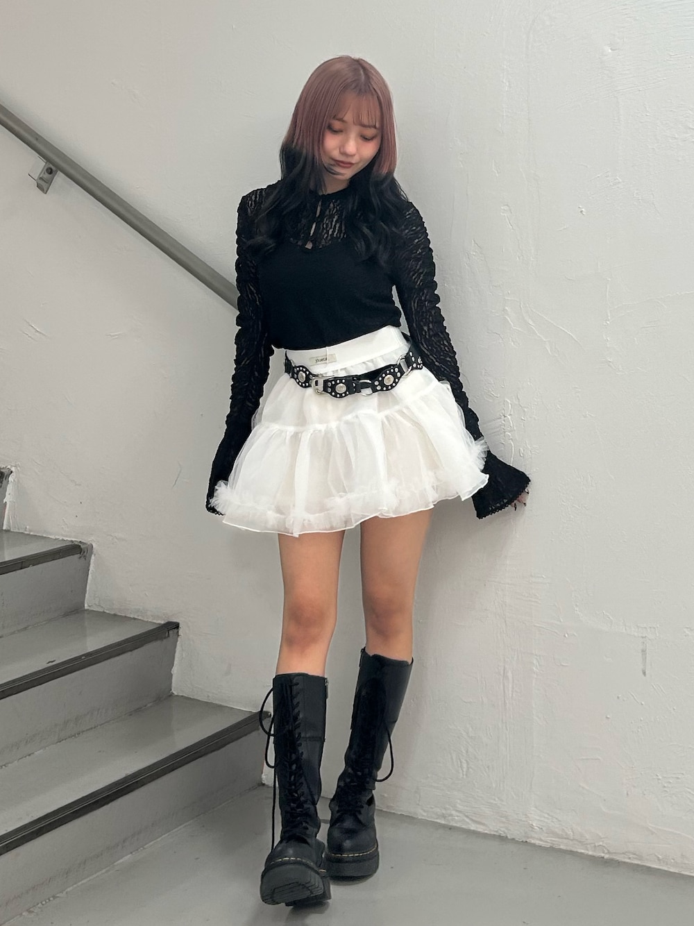ブラック系のTシャツ/カットソー、ホワイト系のスカート、ブラック系のベルトを着用したレディースの夏コーディネートの1枚目の写真