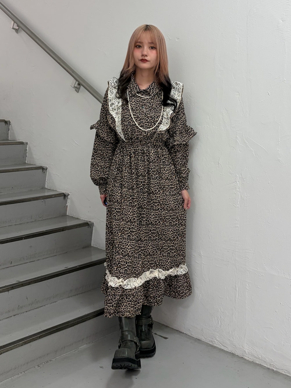 ブラウン系のワンピース、ブラック系のブーツ、ホワイト系のネックレスを着用したレディースの秋コーディネートの1枚目の写真