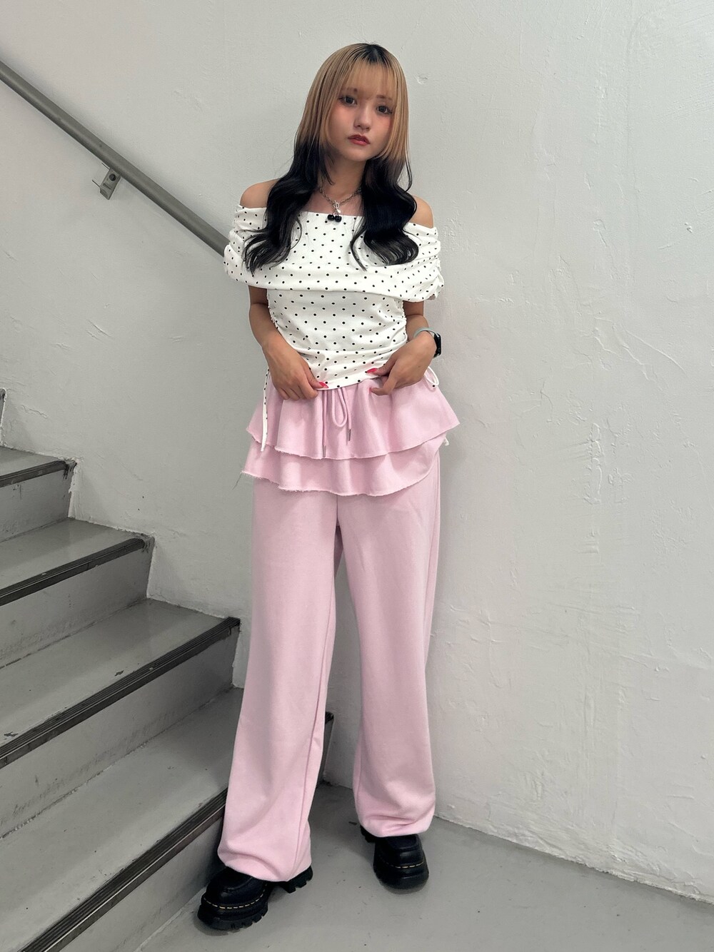 ホワイト系のTシャツ/カットソー、ピンク系のスウェットパンツ、ブラック系のネックレスを着用したレディースの夏コーディネートの1枚目の写真