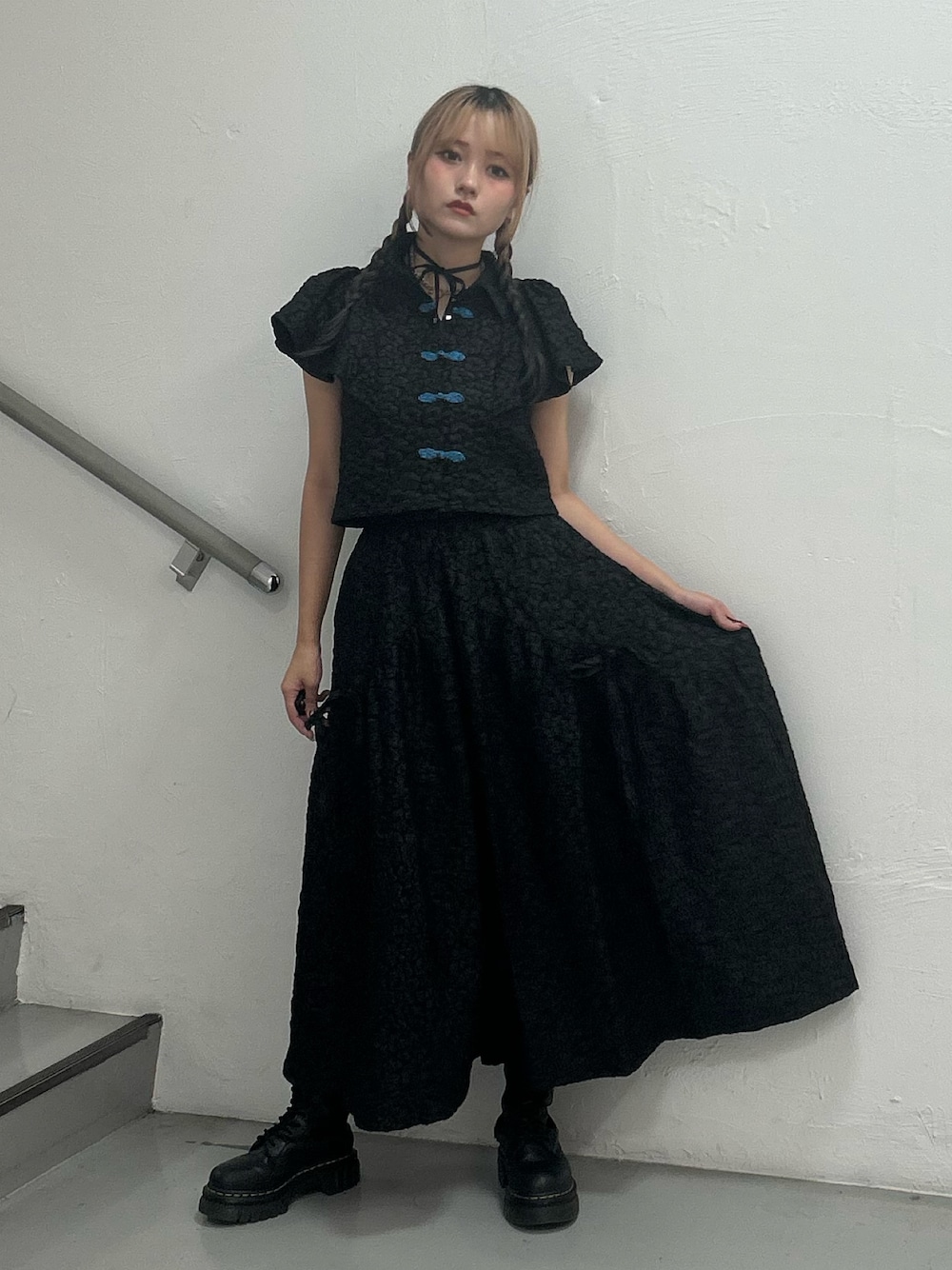 ブラック系のシャツ/ブラウス、ブラック系のスカート、ブラック系のチョーカーを着用したレディースの夏コーディネートの1枚目の写真