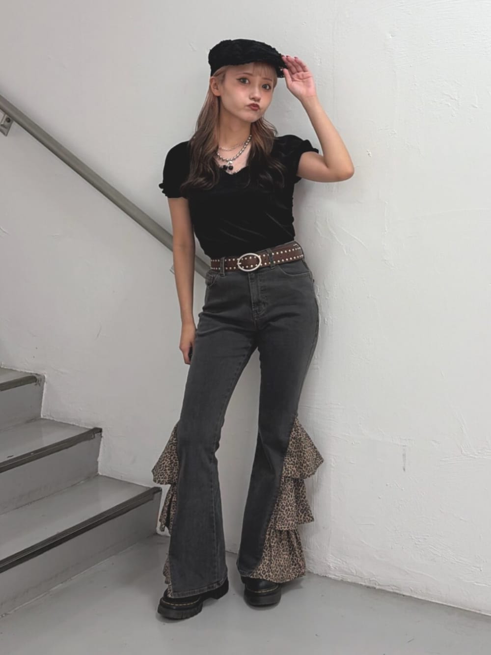 ブラック系のデニムパンツ、ブラック系のTシャツ/カットソー、ブラウン系のベルトを着用したレディースの夏コーディネートの1枚目の写真