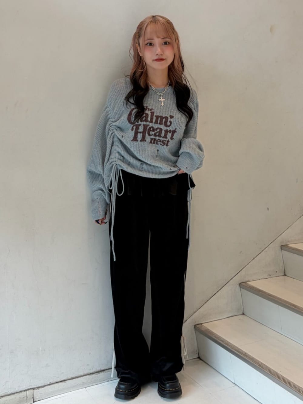 ブルー系のニット/セーター、ブラック系のその他パンツ、シルバー系のネックレスを着用したレディースの秋コーディネートの1枚目の写真