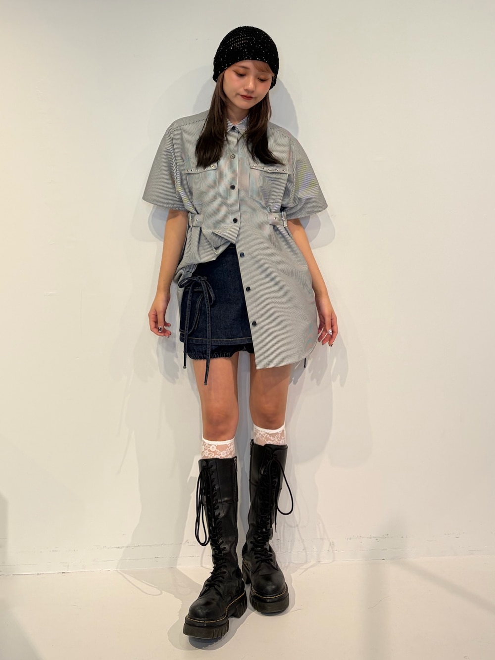 ブルー系のデニムパンツ、ブラック系のシャツ/ブラウス、ブラック系のニットキャップ/ビーニーを着用したレディースの春コーディネートの1枚目の写真