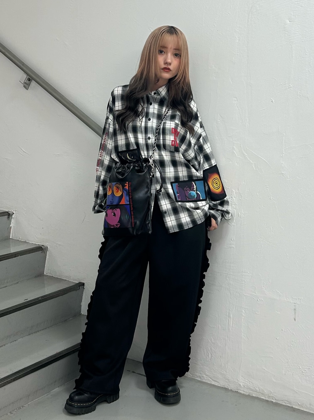 ブラック系のシャツ/ブラウス、ブラック系のトートバッグ、ブラック系のその他パンツを着用したレディースの秋コーディネートの1枚目の写真