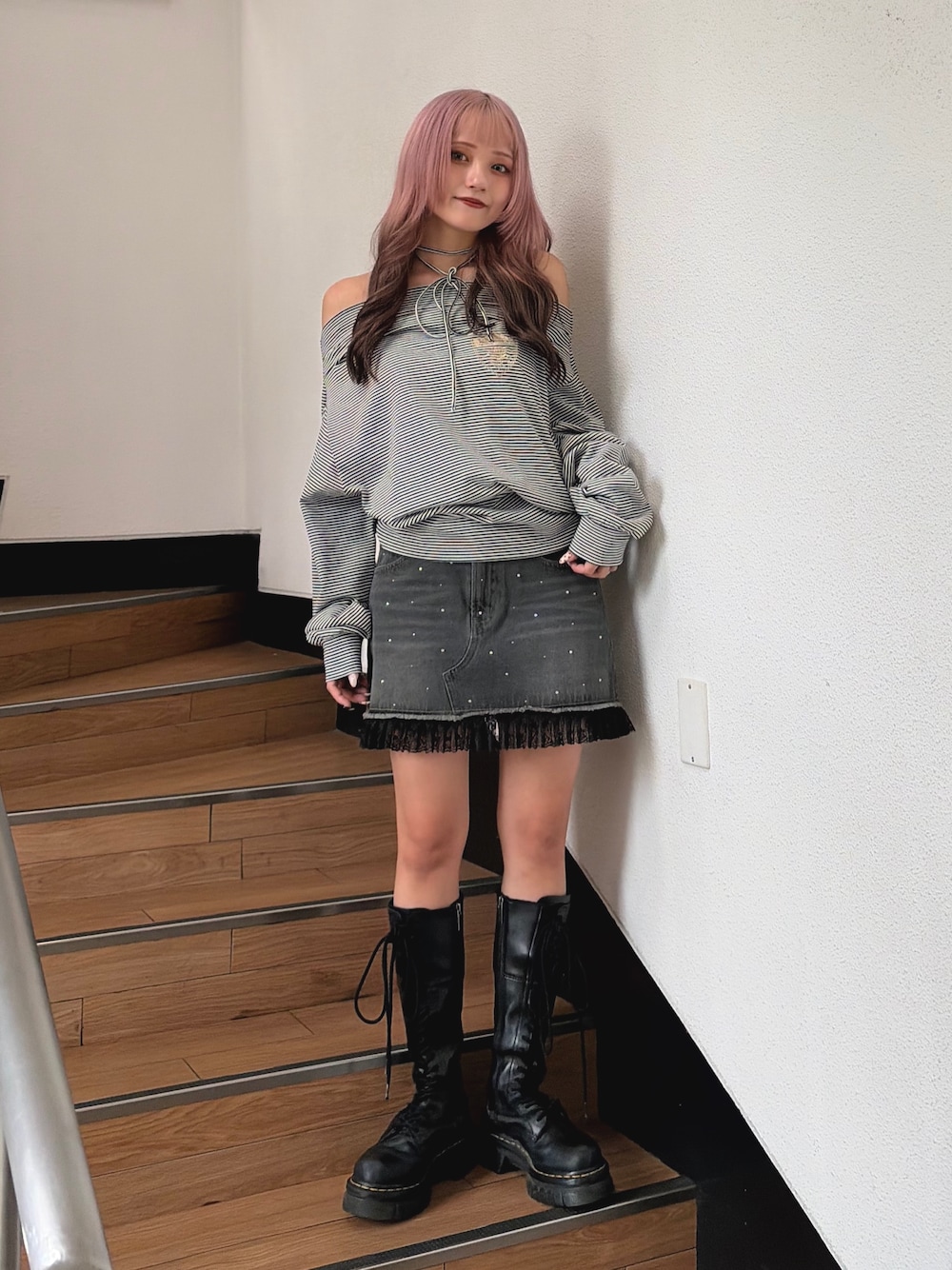 ブラック系のTシャツ/カットソー、ブラック系のデニムスカートを着用したレディースの秋コーディネートの1枚目の写真