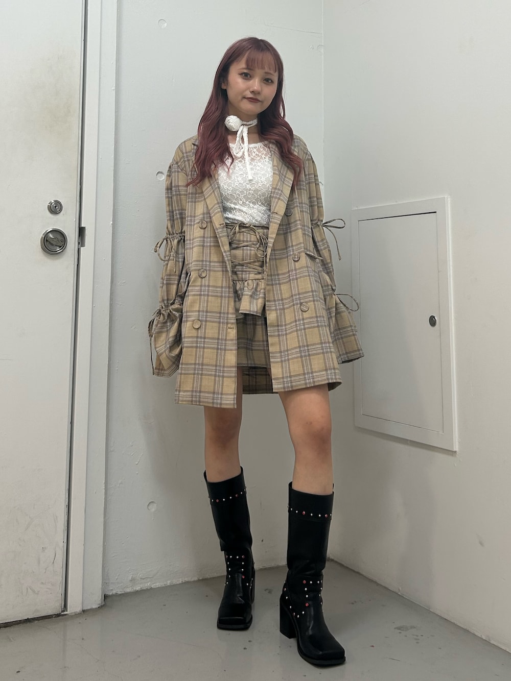 ベージュ系のテーラードジャケット、ベージュ系のスカート、ホワイト系のTシャツ/カットソーを着用したレディースの春コーディネートの1枚目の写真