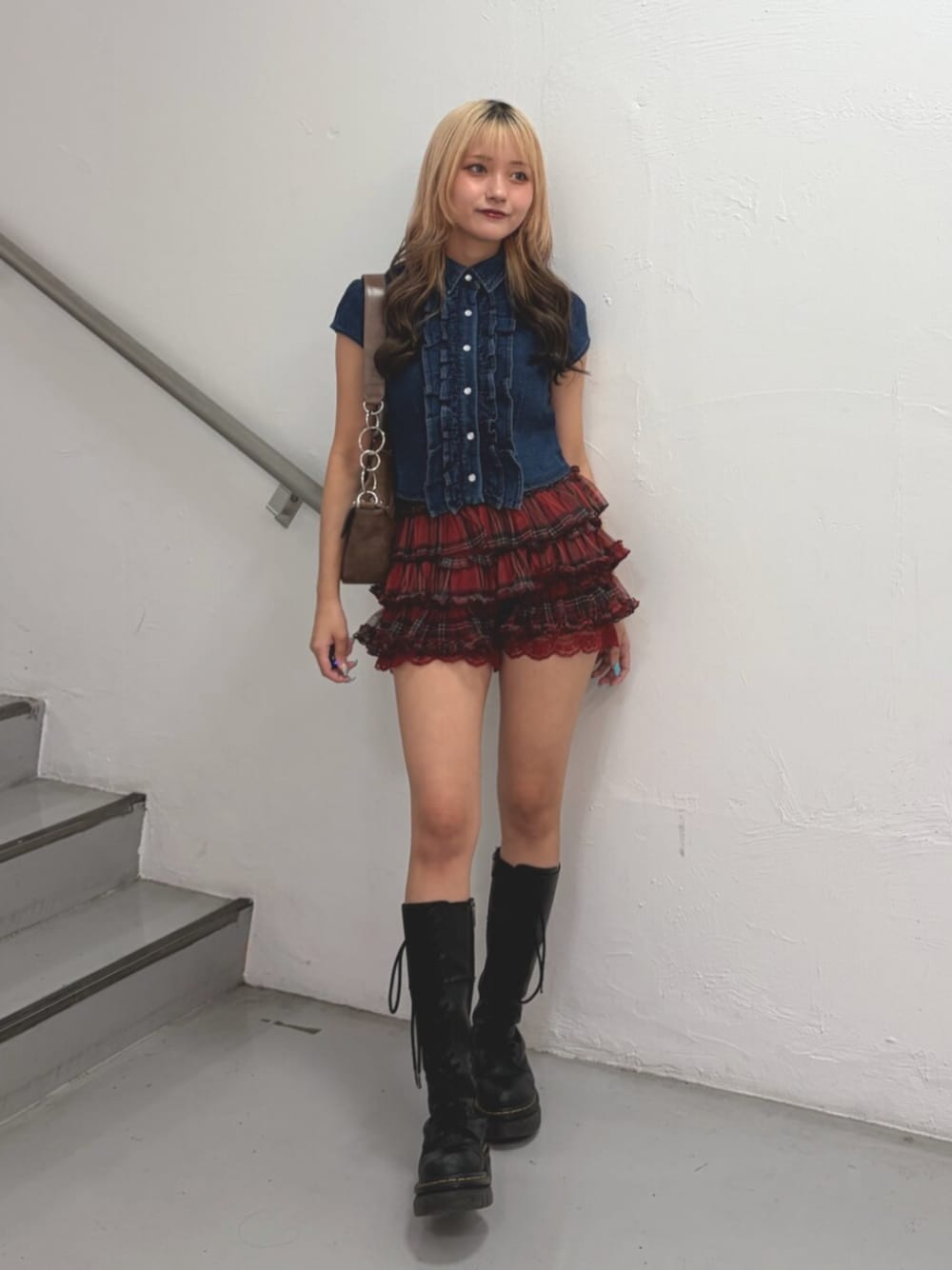 ブルー系のシャツ/ブラウス、レッド系のその他パンツ、ブラウン系のハンドバッグを着用したレディースの夏コーディネートの1枚目の写真