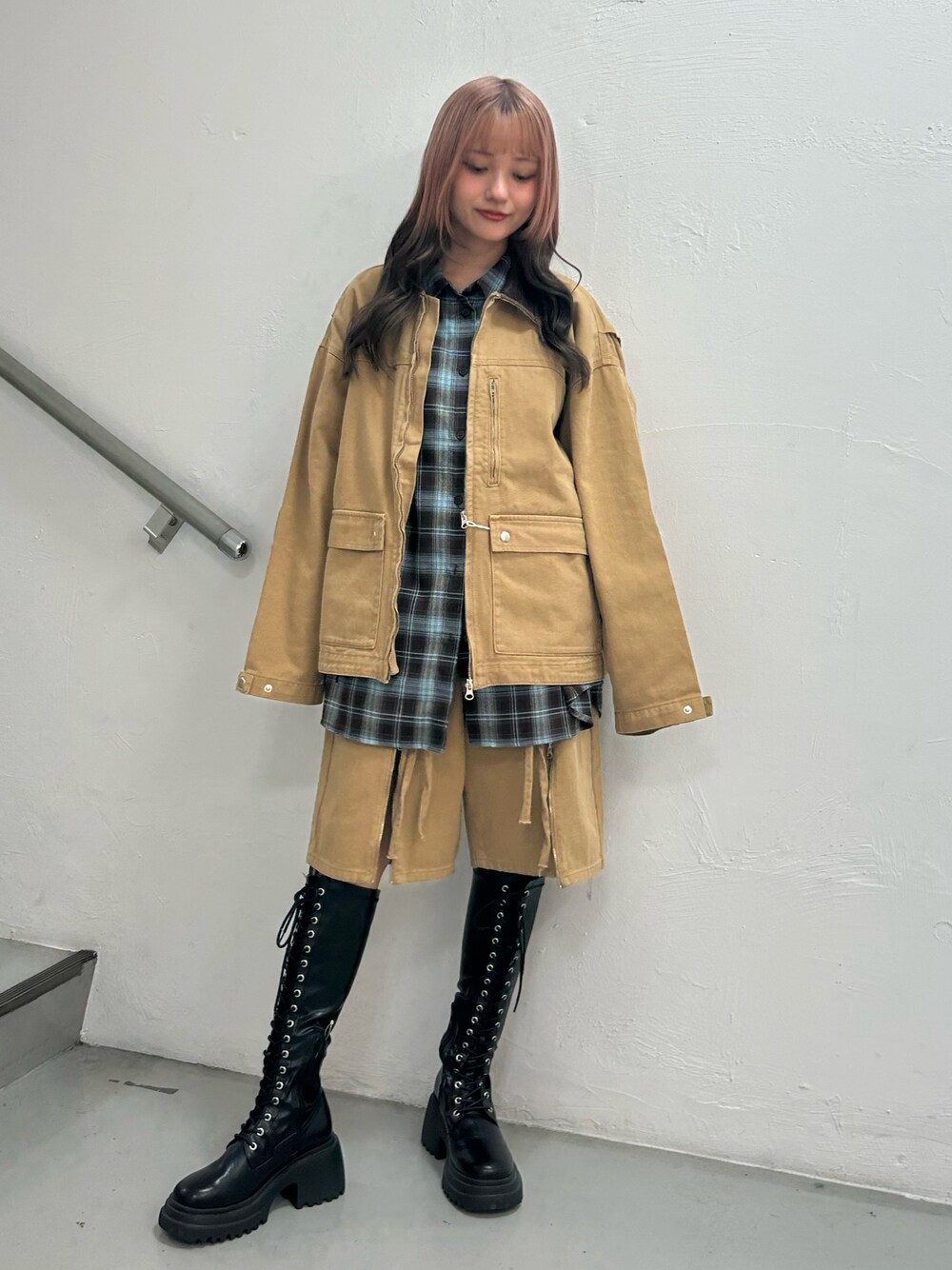 ベージュ系のデニムジャケット、ベージュ系のデニムパンツ、ブラウン系のシャツ/ブラウスを着用したレディースの夏コーディネートの1枚目の写真