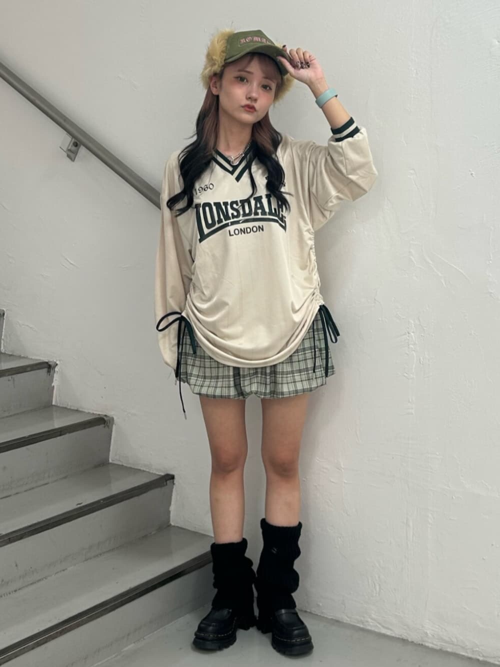 ホワイト系のTシャツ/カットソー、グリーン系のスカート、シルバー系のネックレスを着用したレディースの秋コーディネートの1枚目の写真