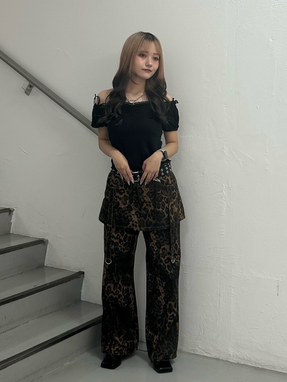 ブラック系のTシャツ/カットソー、ブラウン系のデニムパンツ、ブラック系のベルトを着用したレディースの夏コーディネートの1枚目の写真