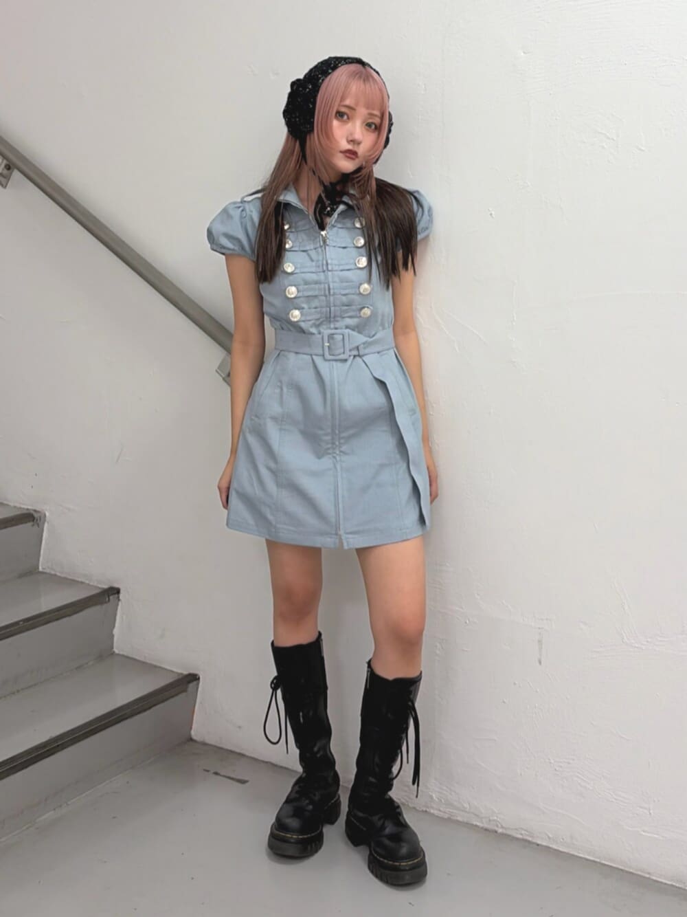 ブルー系のワンピース、ブラック系のヘアバンドを着用したレディースの夏コーディネートの1枚目の写真