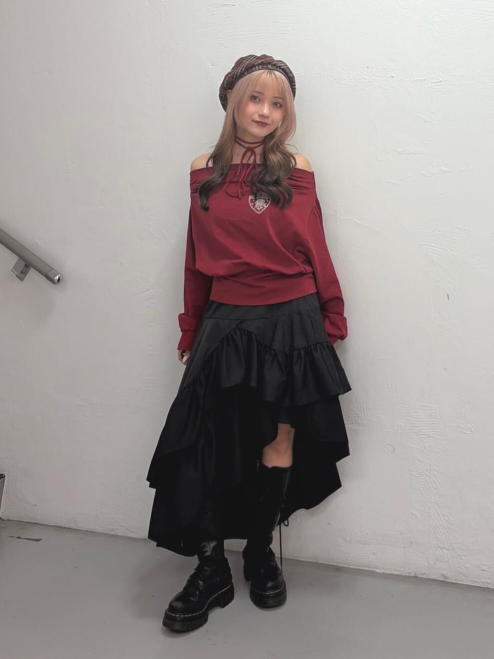 レッド系のTシャツ/カットソー、ブラック系のスカート、レッド系のハンチング/ベレー帽を着用したレディースの夏コーディネートの1枚目の写真