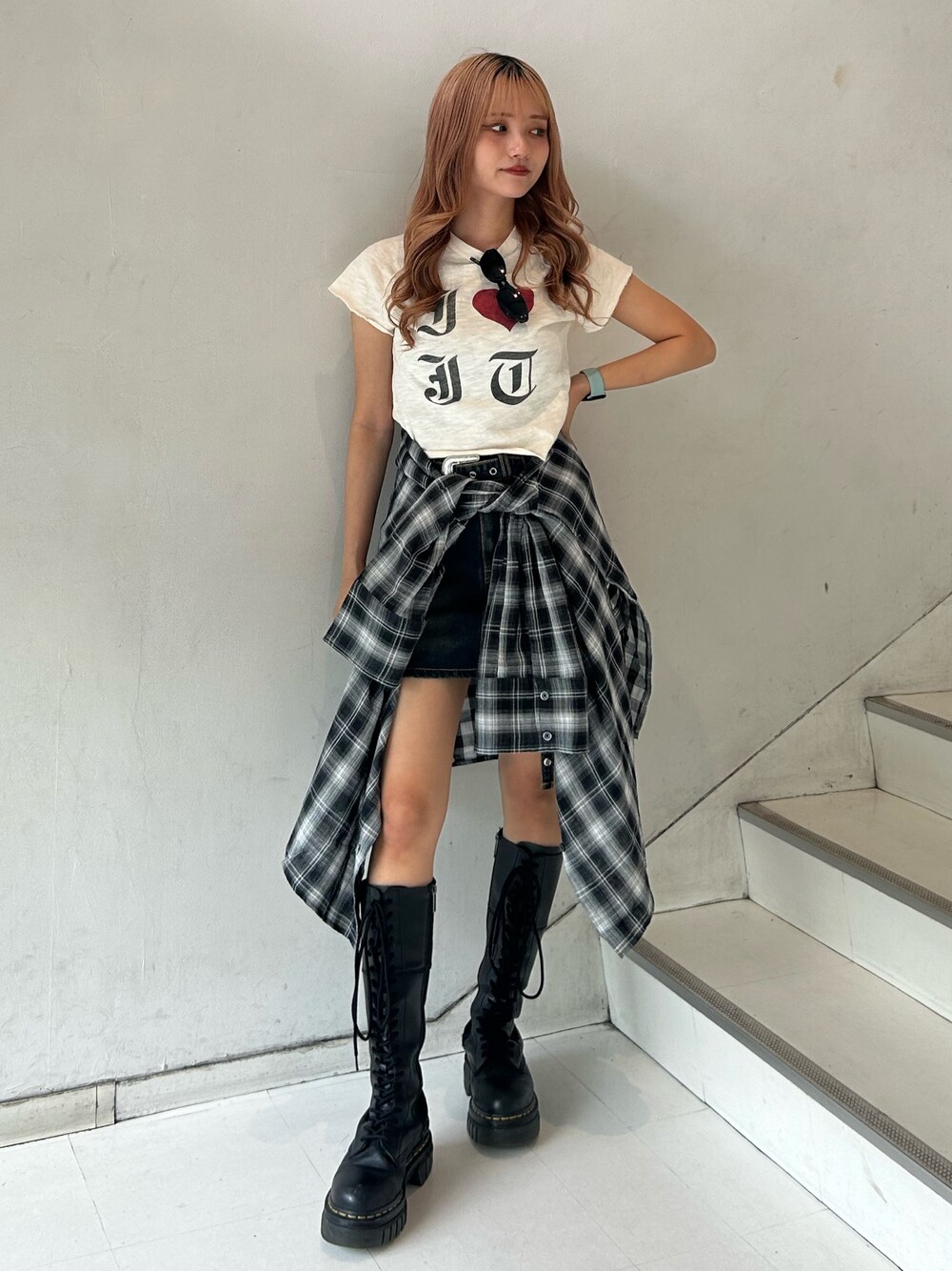 ホワイト系のTシャツ/カットソー、ブラック系のシャツ/ブラウス、ブルー系のスカートを着用したレディースの夏コーディネートの1枚目の写真