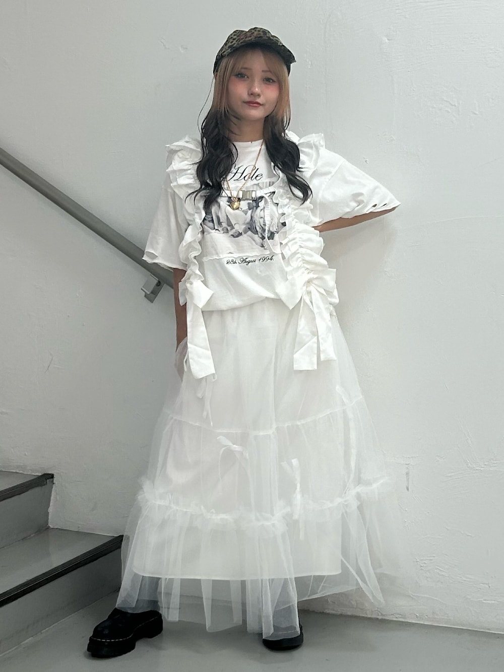ホワイト系のTシャツ/カットソー、ホワイト系のスカート、ホワイト系のベルトを着用したレディースの夏コーディネートの1枚目の写真