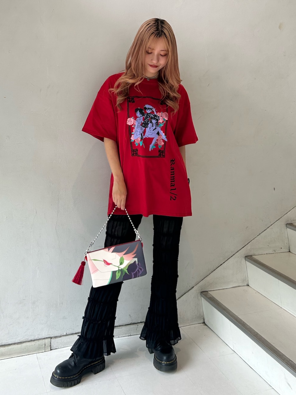 レッド系のTシャツ/カットソー、レッド系のハンドバッグ、ブラック系のその他パンツを着用したレディースの夏コーディネートの1枚目の写真