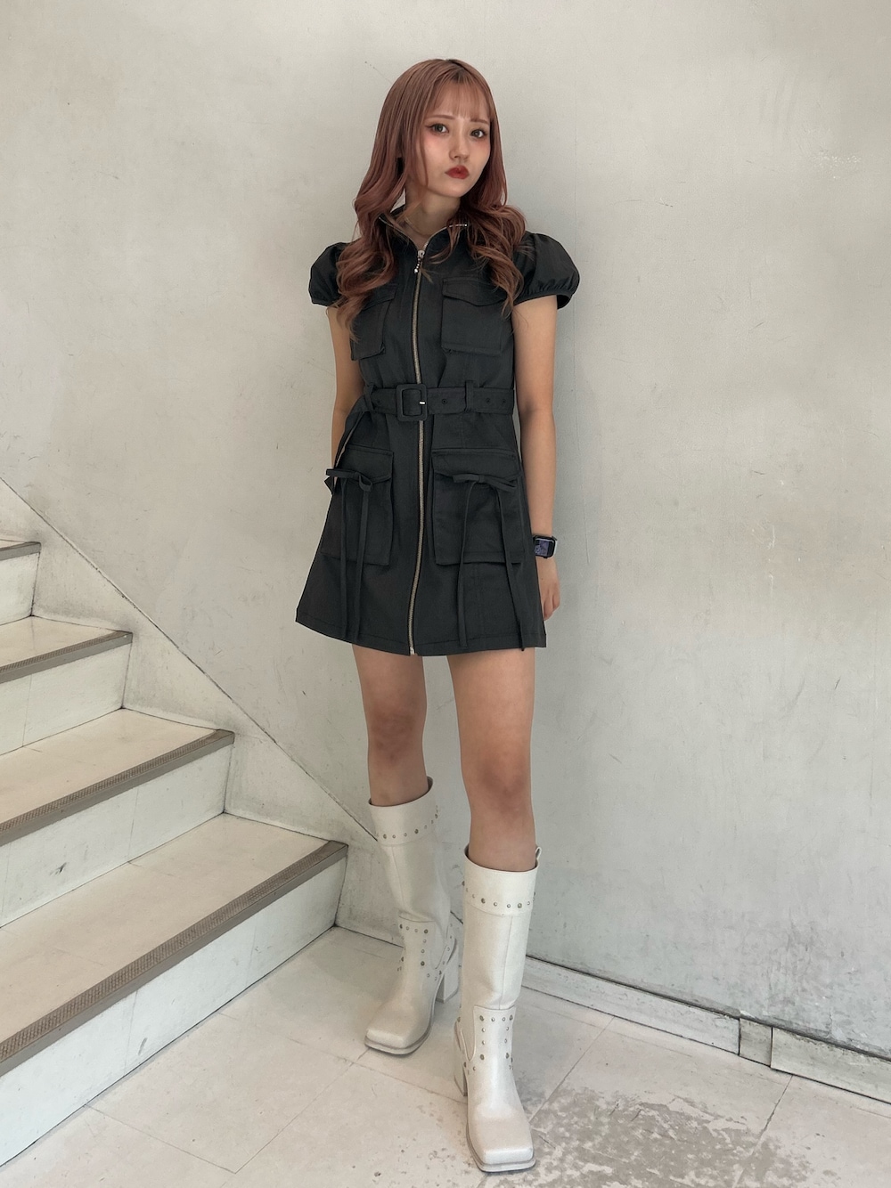 グリーン系のワンピース、ホワイト系のブーツ、ゴールド系のチョーカーを着用したレディースの春コーディネートの1枚目の写真