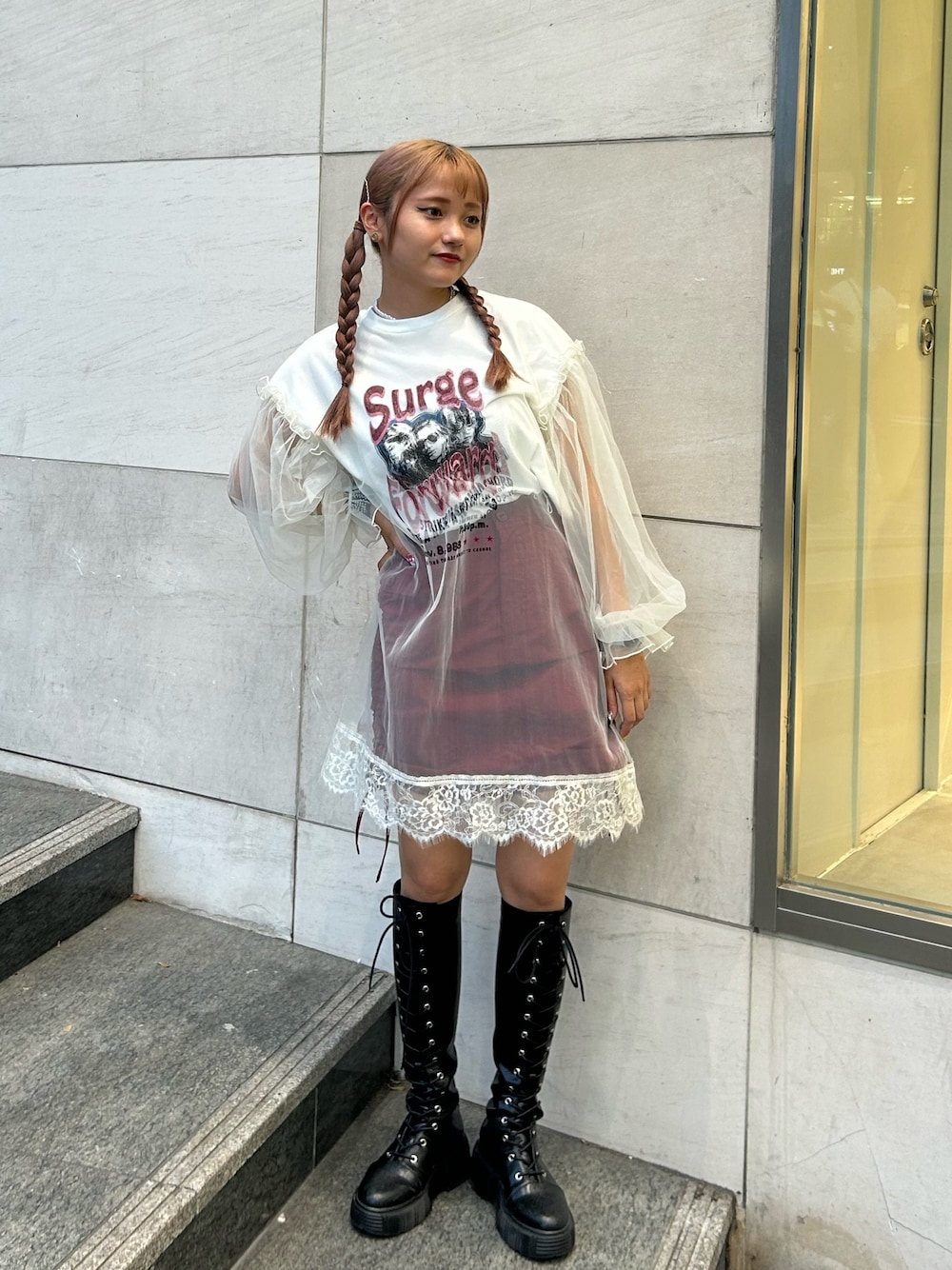 レッド系のスカート、ホワイト系のワンピースを着用したレディースの夏コーディネートの1枚目の写真