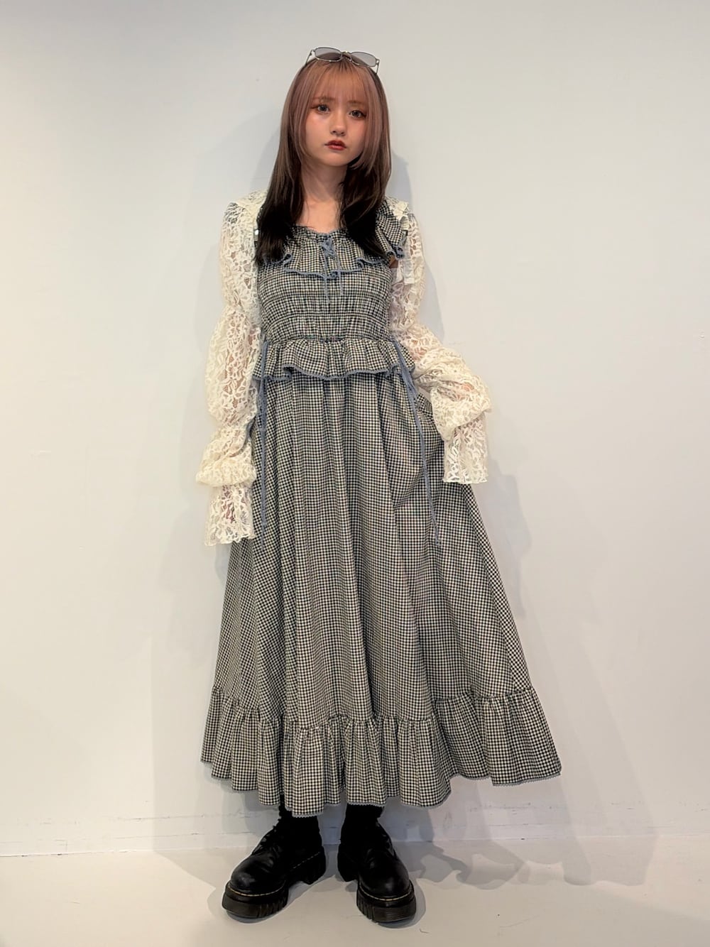 ホワイト系のカーディガン/ボレロ、ブラック系のワンピースを着用したレディースの春コーディネートの1枚目の写真