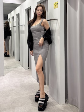 「GYDA（ジェイダ）のバックオープンジップスリットリブニットロングワンピース（ワンピース、グレー系）」を使った、YURARAさん（レディース・170cm）の春コーディネート