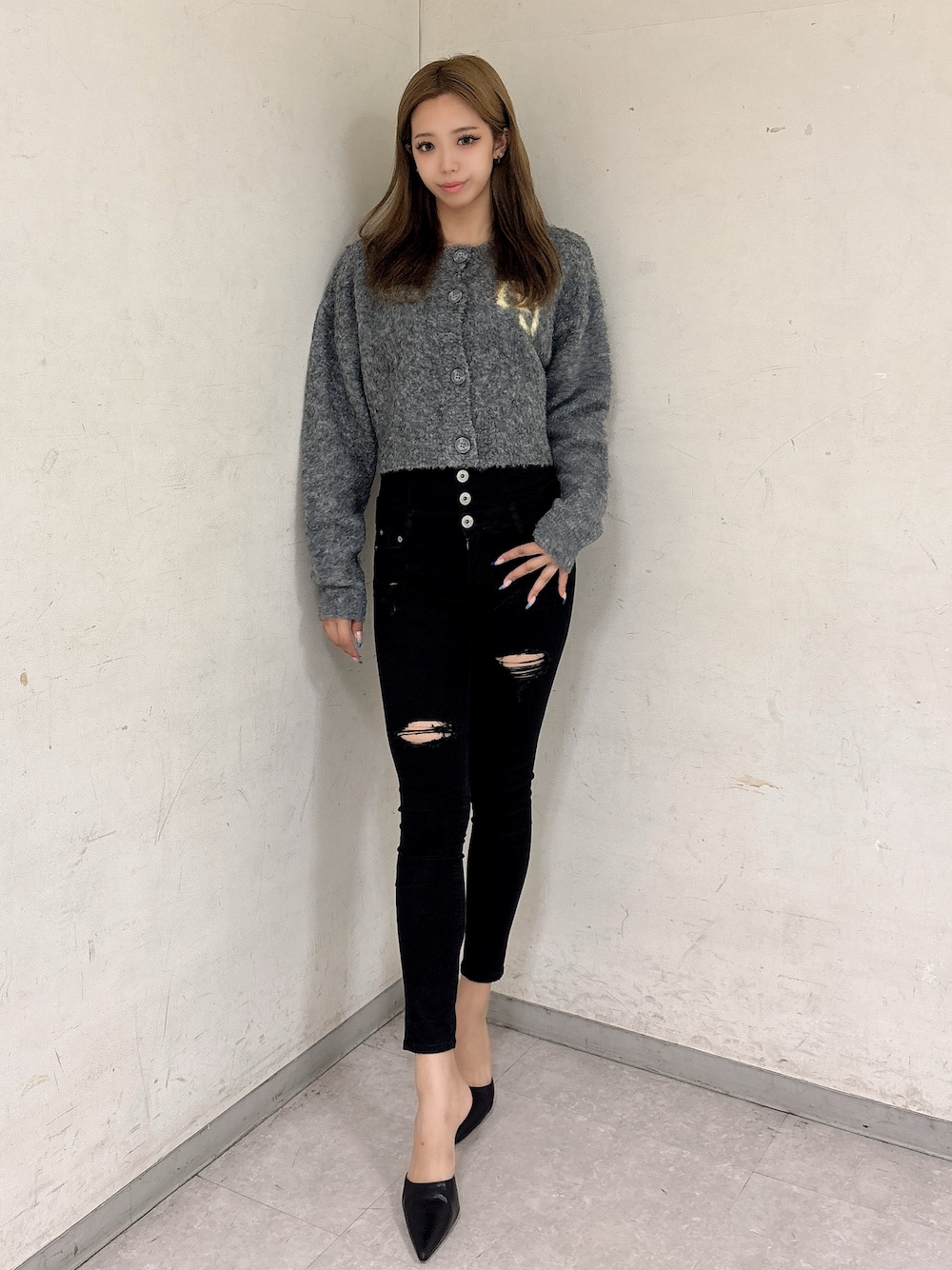 グレー系のカーディガン/ボレロ、ブラック系のデニムパンツ、ブラック系のパンプスを着用したレディースの秋コーディネートの1枚目の写真