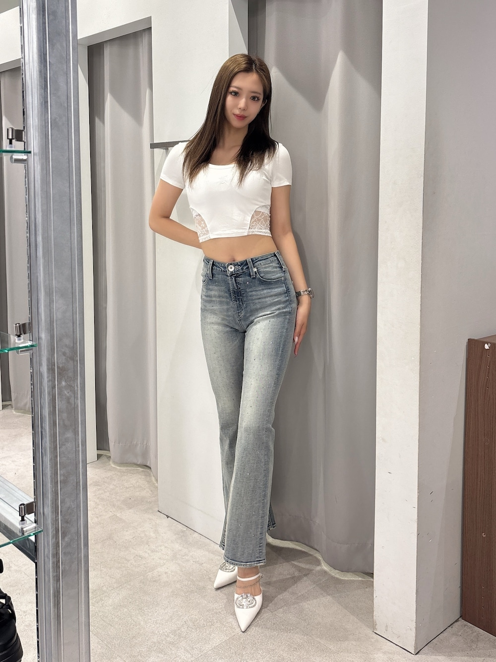 ホワイト系のパンプス、ブルー系のデニムパンツ、ホワイト系のTシャツ/カットソーを着用したレディースの夏コーディネートの1枚目の写真