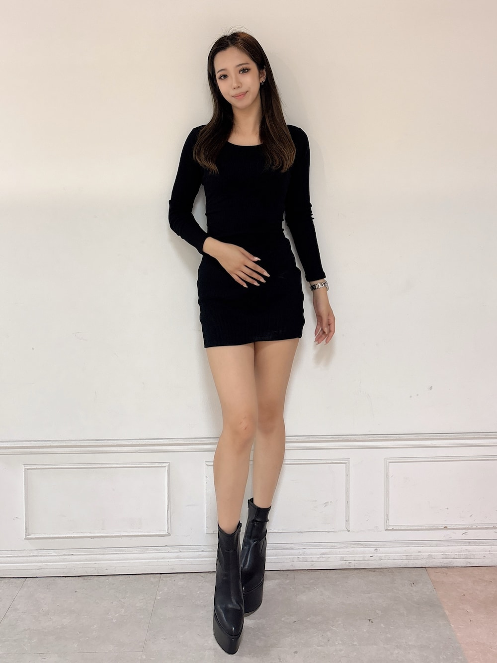 ブラック系のワンピース、ブラック系のブーツを着用したレディースの夏コーディネートの1枚目の写真
