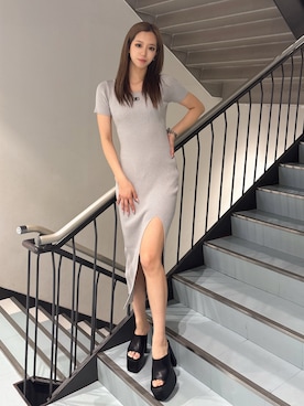「GYDA（ジェイダ）のSymmetry GYDA プレートハーフスリーブロングニットワンピース（ワンピース、シルバー系）」を使った、YURARAさん（レディース・170cm）の春コーディネート