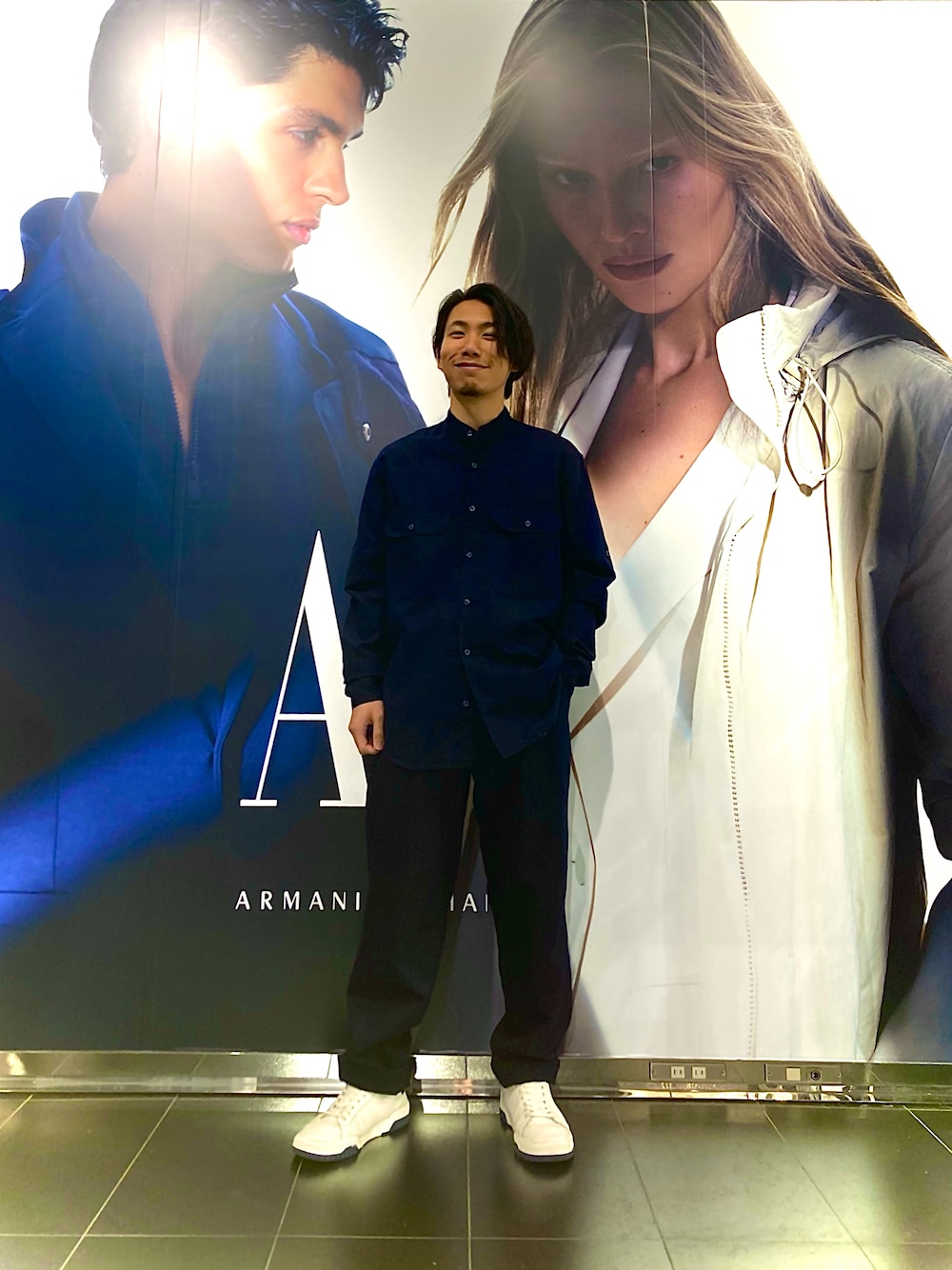 「AXchanger、AXchange、オトナカジュアル、メンズコーデ、シンプルコーデ、スニーカー」｜「ARMANI EXCHANGEのアイテム（シャツ/ブラウス、ブルー系）」を使った、shupeiさん（メンズ・170cm）の春コーディネートの1枚目の写真