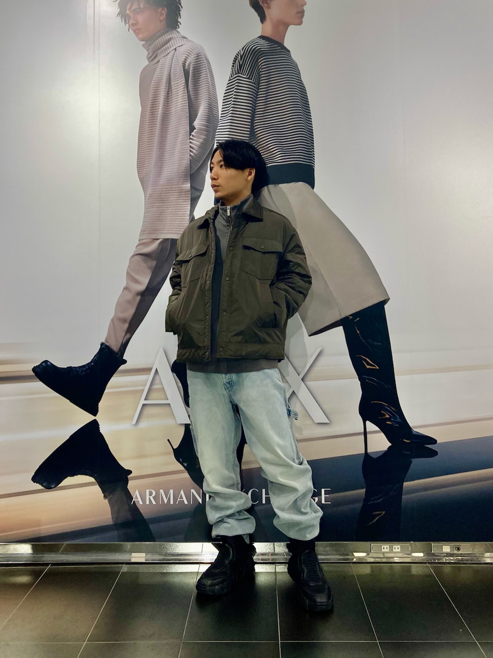 「AXchanger、AXchange、armaniexchange」｜「ARMANI EXCHANGEの【A|X アルマーニ エクスチェンジ】ライトブルーウォッシュフリースデニムパンツ_J13 SLIM（デニムパンツ、ブルー系）」を使った、shupeiさん（メンズ・170cm）の秋コーディネートの1枚目の写真