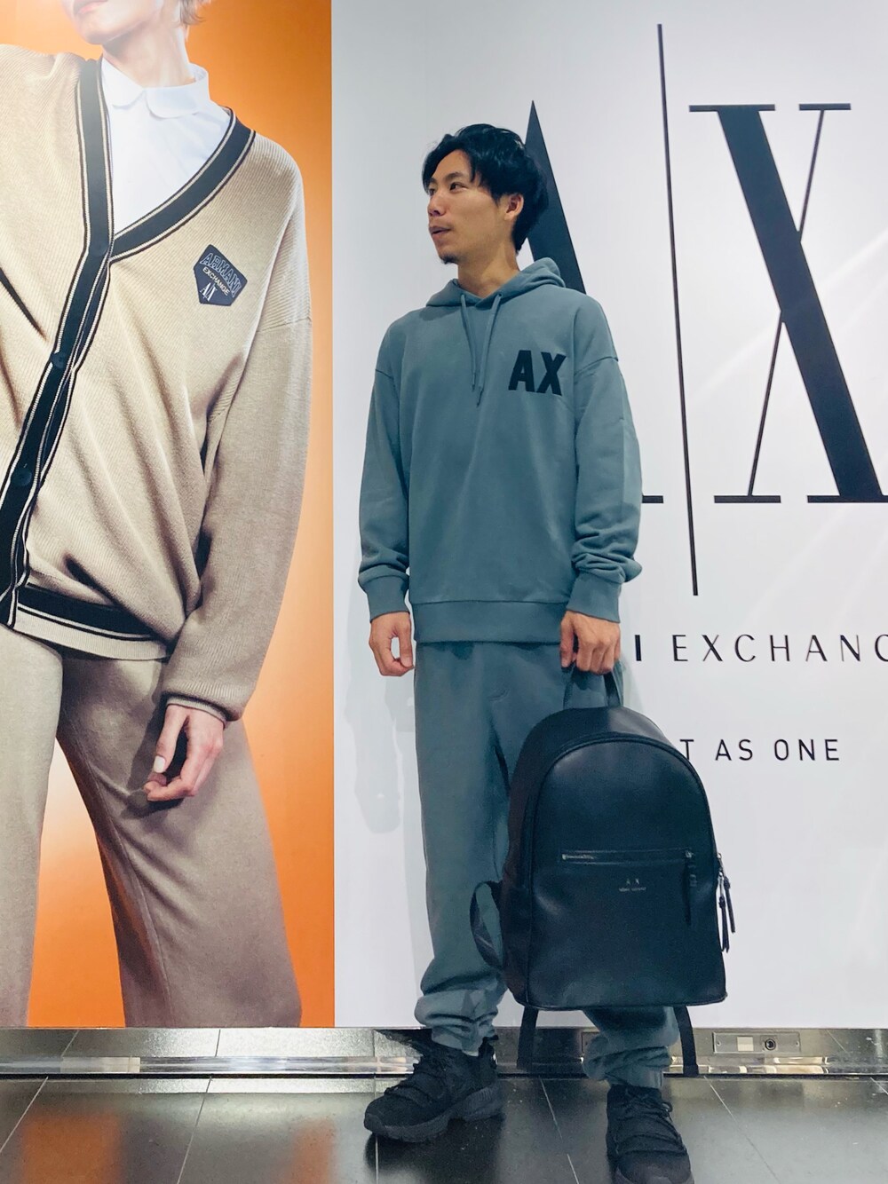 「スウェット、AXchanger、AXchange」｜「ARMANI EXCHANGEの【A|X アルマーニ エクスチェンジ】AXロゴ フード付きスウェットパーカー (UNISEX CAPSULE)（パーカー、グリーン系）」を使った、shupeiさん（メンズ・170cm）の秋コーディネートの1枚目の写真
