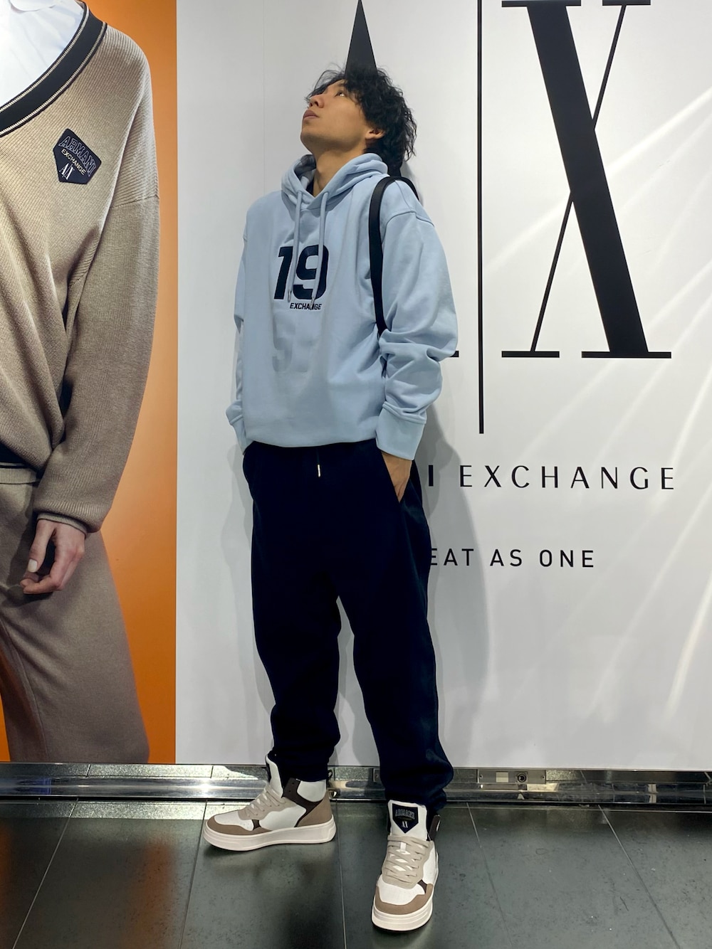 「AXchanger、AXchange」｜「ARMANI EXCHANGEの【A|X アルマーニ エクスチェンジ】ナンバーデザイン　フーデッドスウェットパーカー（スウェット、ブルー系）」を使った、shupeiさん（メンズ・170cm）の冬コーディネートの1枚目の写真