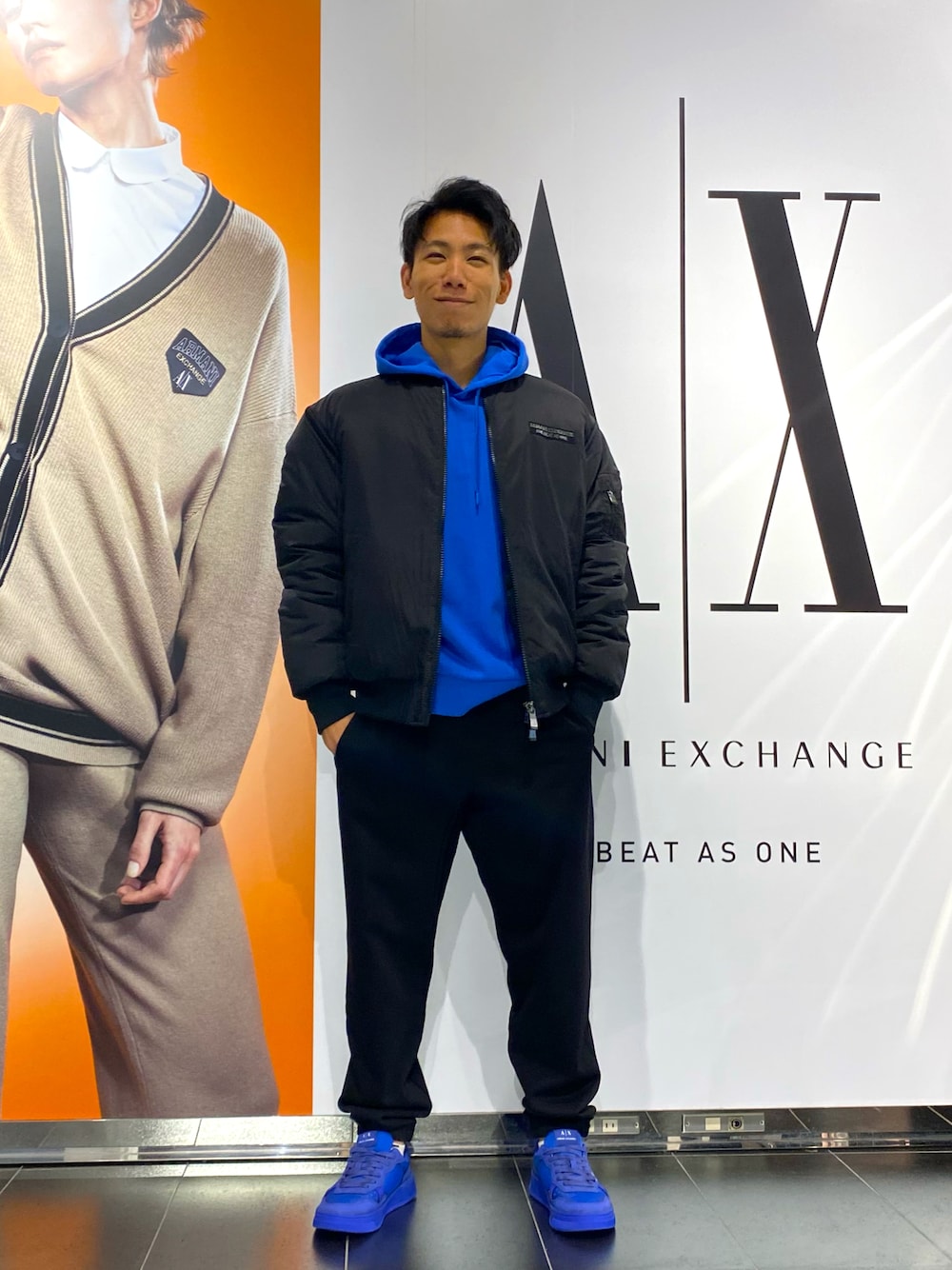 「AXchanger、AXchange、axchange、armaniexchange、ARMANIEXCHANGE、メンズコーデ、おしゃれさんと繋がりたい、ブラック、パーカーコーデ」｜「ARMANI EXCHANGEの【A|X アルマーニ エクスチェンジ】リサイクルナイロン製　ブルゾンジャケット（ブルゾン、ブラック系）」を使った、shupeiさん（メンズ・170cm）の秋コーディネートの1枚目の写真
