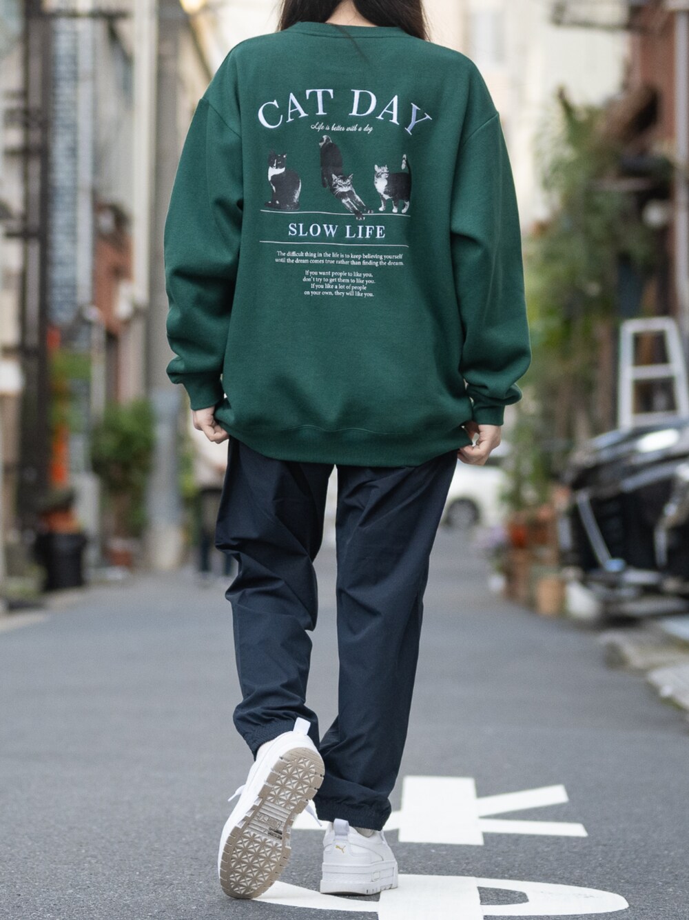 「johnscloset、JOHN'S CLOSET、猫、cat、スウェット、スウェットコーデ、トレーナー、グリーン、グリーンコーデ、ラフ、ラフコーデ、ラフスタイル、スニーカー、スニーカーコーデ、スニーカー女子」｜「Naive magicの【a】バックプリント＆刺繍 ルーズサイズ クルーネックスウェット 犬/猫（パーカー、グリーン系）」を使った、wwwearさん（レディース・155cm）の冬コーディネートの1枚目の写真
