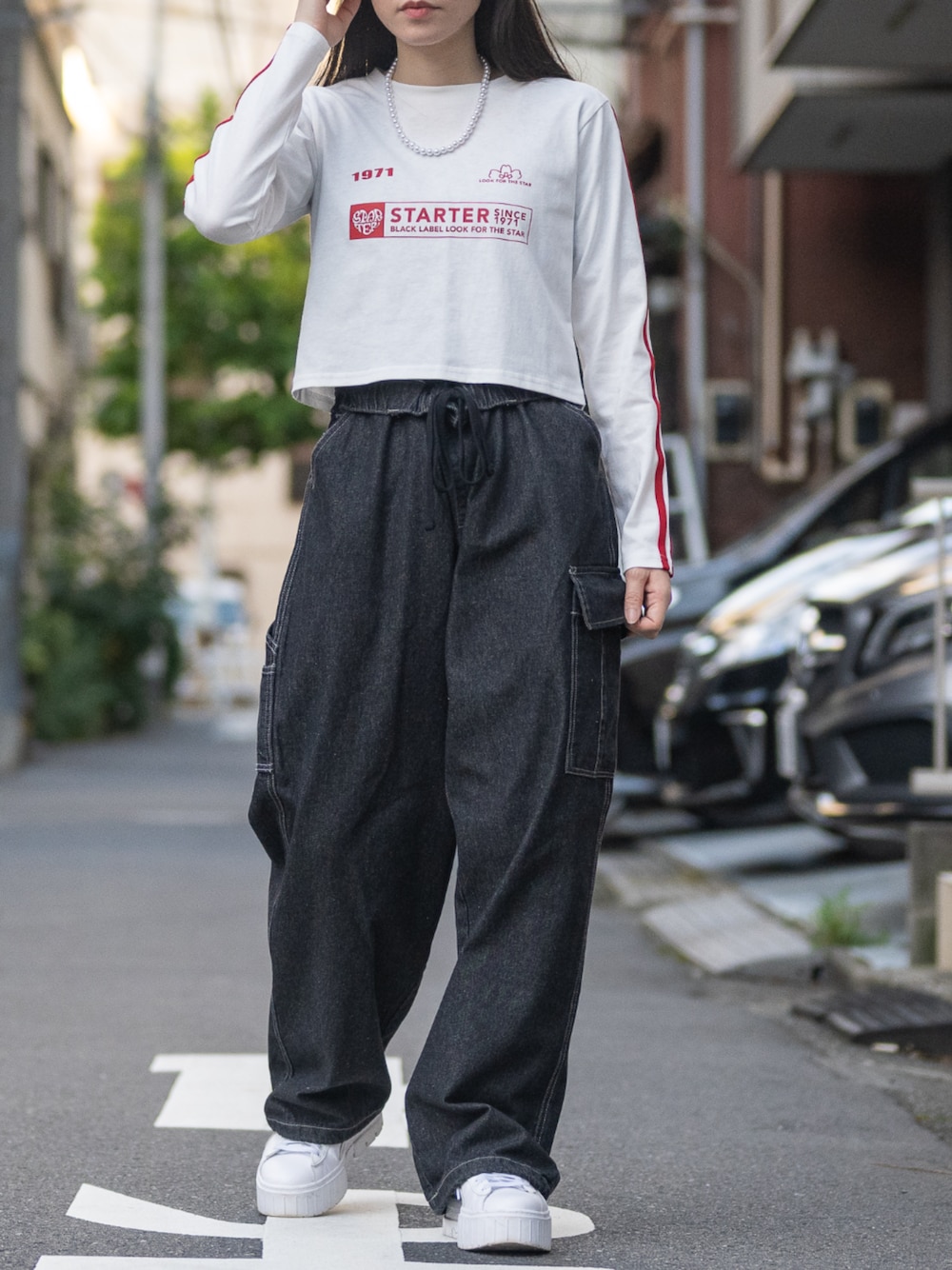 ホワイト系のTシャツ/カットソーを着用したレディースの秋コーディネートの1枚目の写真