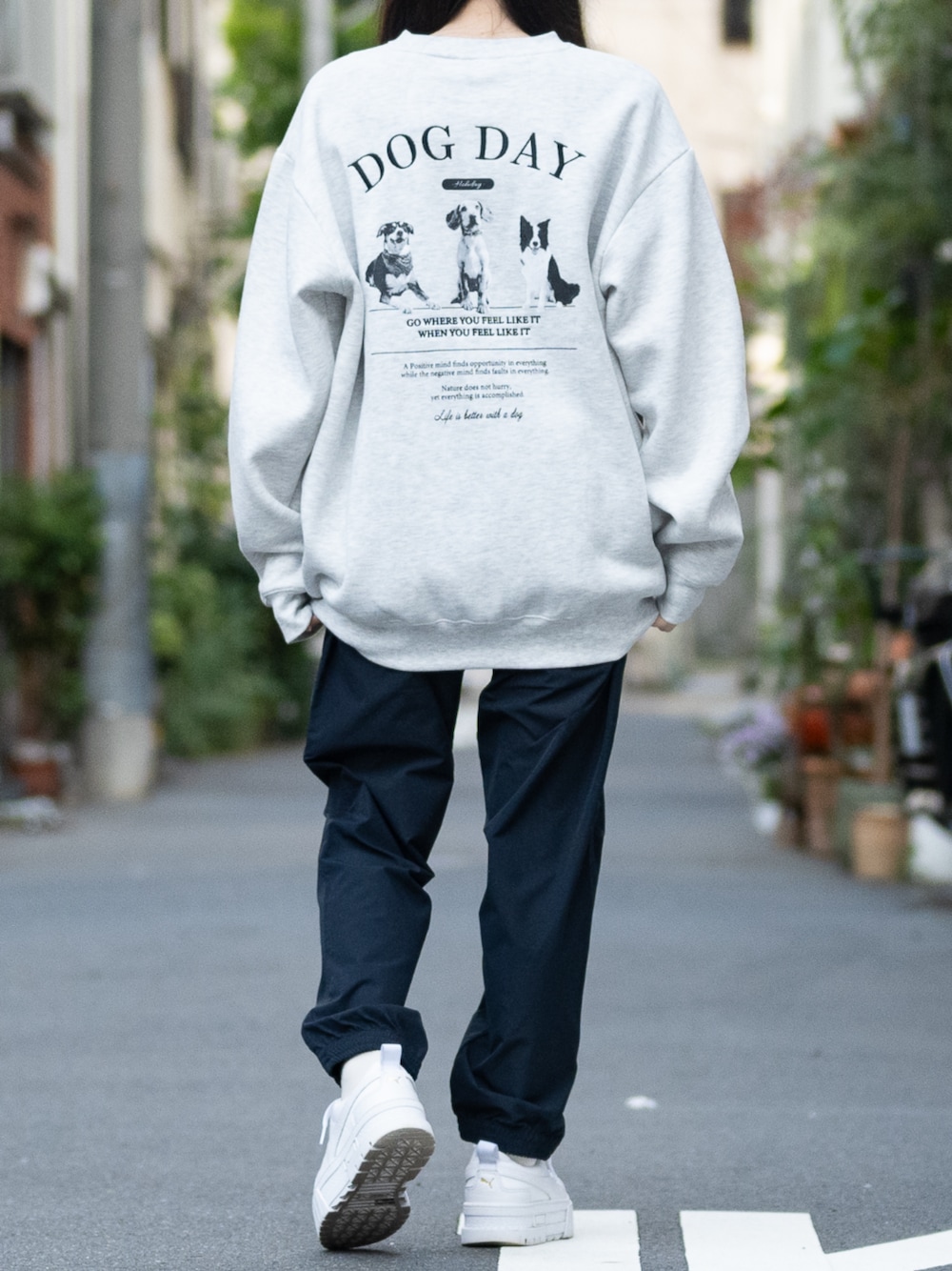 「johnscloset、JOHN'S CLOSET、休日スタイル、スニーカーコーデ、グレー、スウェット、スウェットコーデ、パンツスタイル、パンツコーデ、パンツ、スニーカー、スニーカー女子、ラフ、ラフコーデ」｜「Naive magicの【a】バックプリント＆刺繍 ルーズサイズ クルーネックスウェット 犬/猫（パーカー、グレー系）」を使った、wwwearさん（レディース・155cm）の冬コーディネートの1枚目の写真